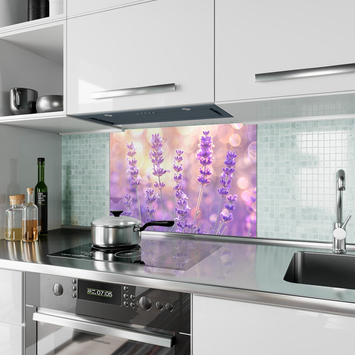 Küchenrückwand aus Glas Lavendel im Gegenlicht im Hochformat als Spritzschutz hinter dem Kochfeld, über dem Fliesenspiegel montiert