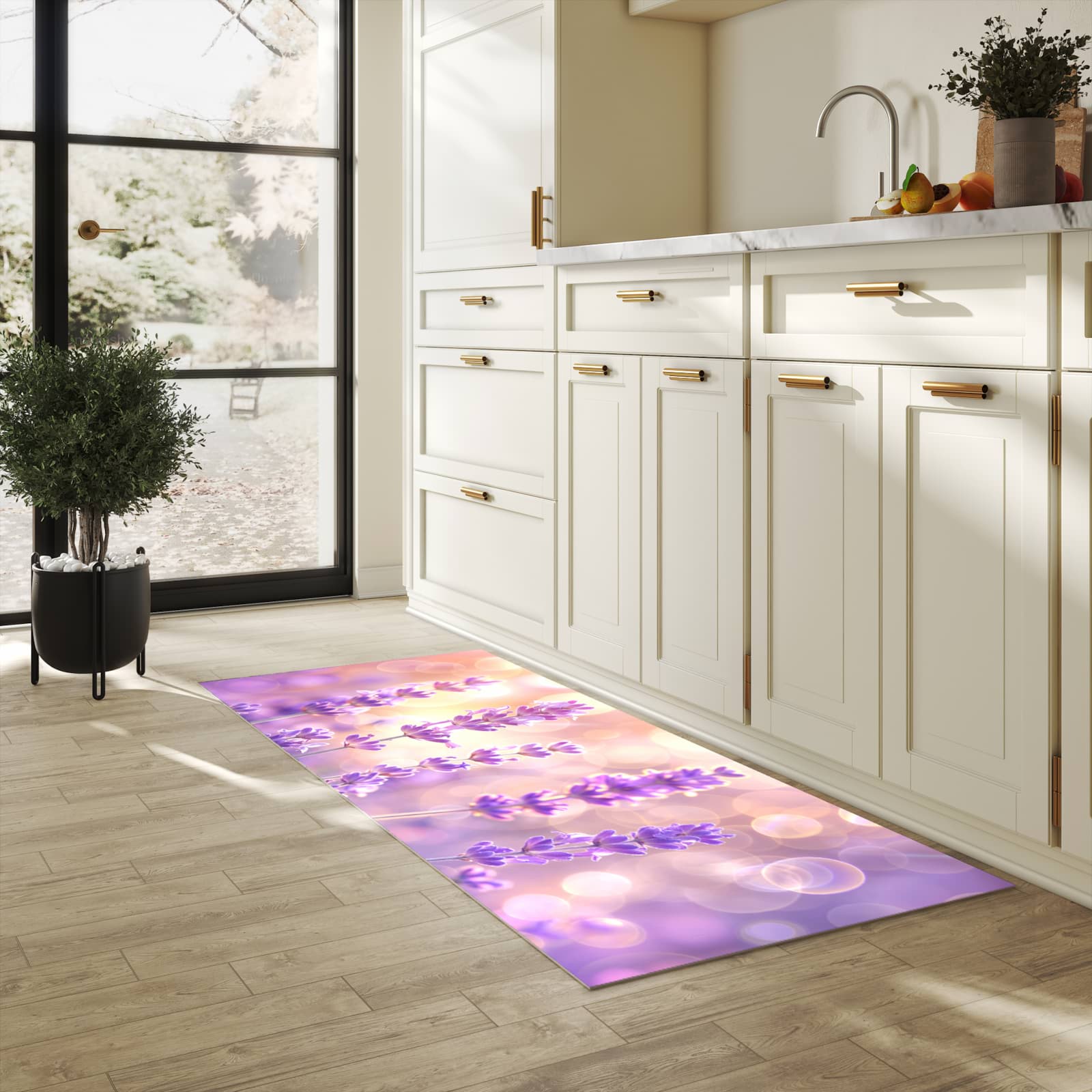 Langlebiger Teppich für Esstisch mit Motiv Lavendelblütenfeld in heller Küche, waschbar