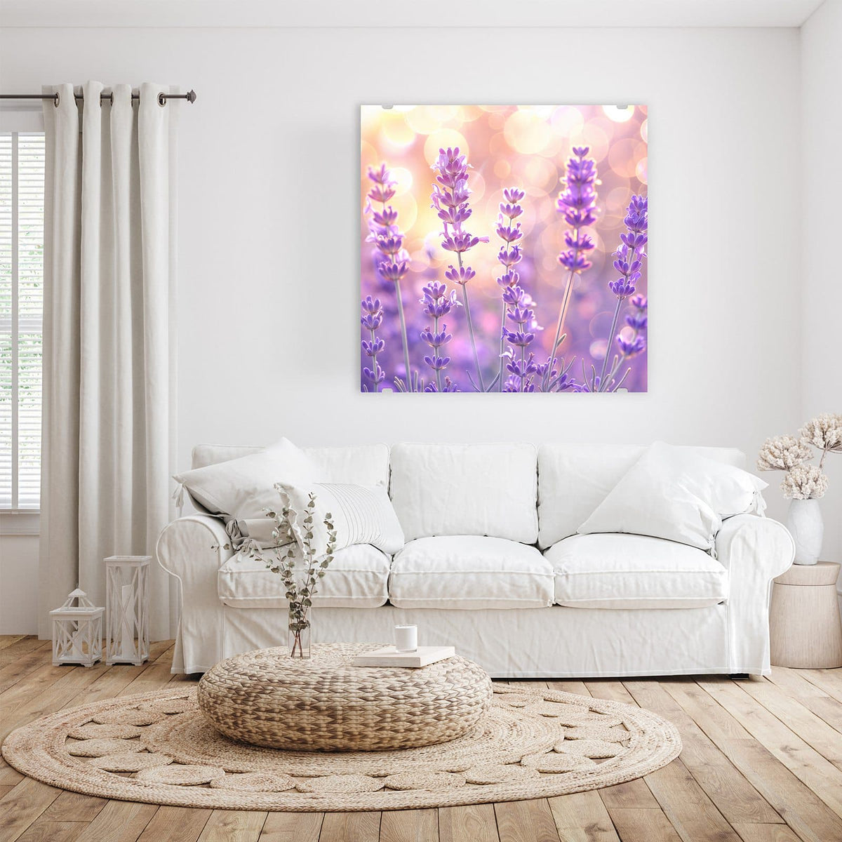 Einzelne Lavendelstängel mit violetten Blüten vor goldenem Bokeh, kein Feld