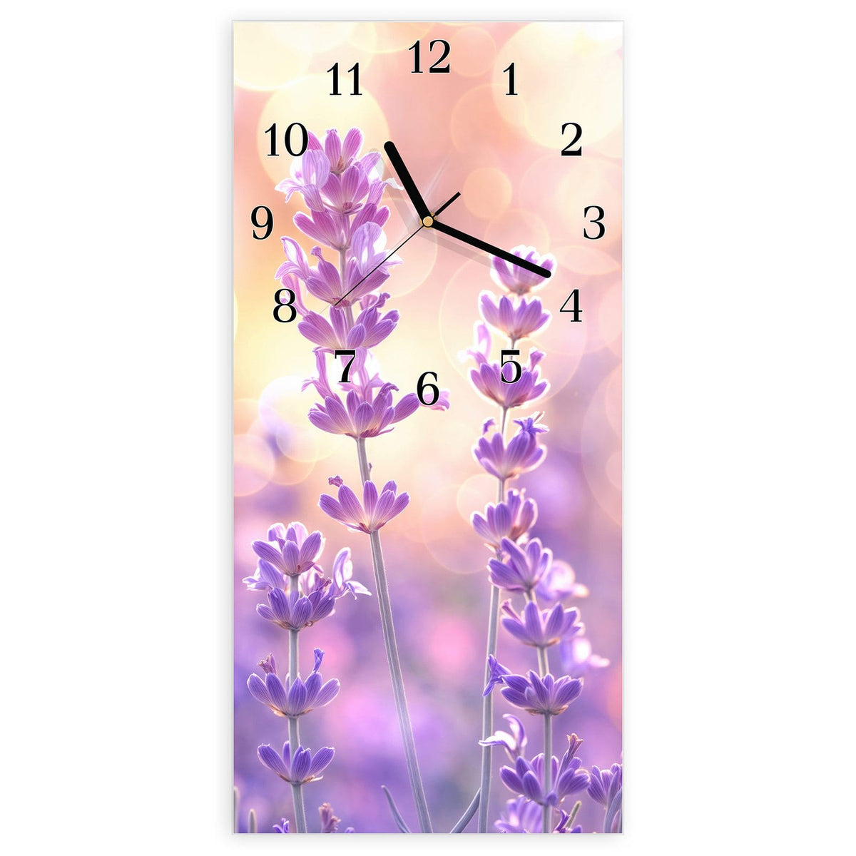 Wanduhr aus Glas, Ziffernblatt Klassisch mit Motiv Lavendel im Gegenlicht: Einzelne Lavendelstängel mit violetten Blüten vor goldenem Bokeh, kein Feld #ziffernblatt_Klassisch