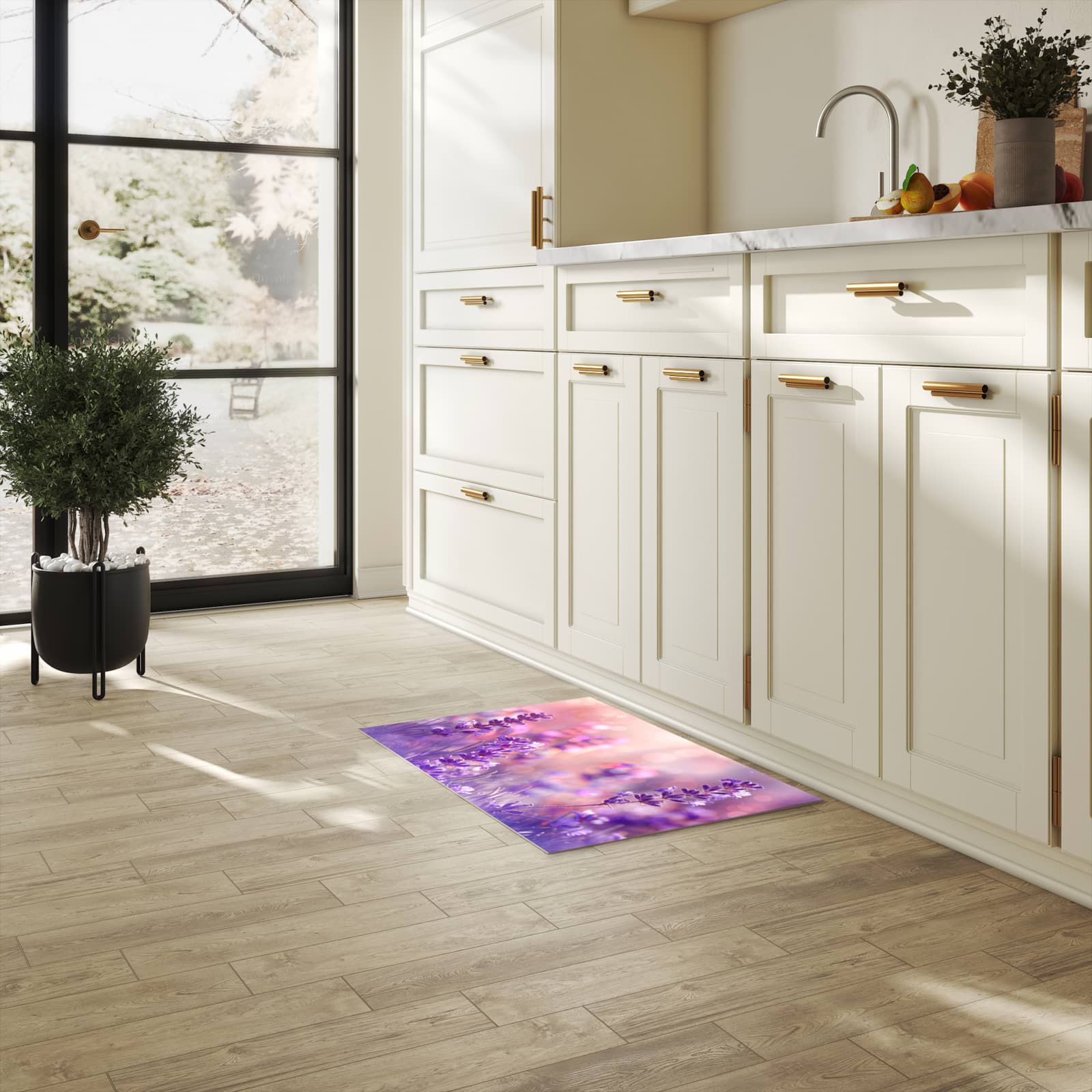 Wasserabweisender Küchenvorleger mit Motiv Lavendeltraum in heller Küche