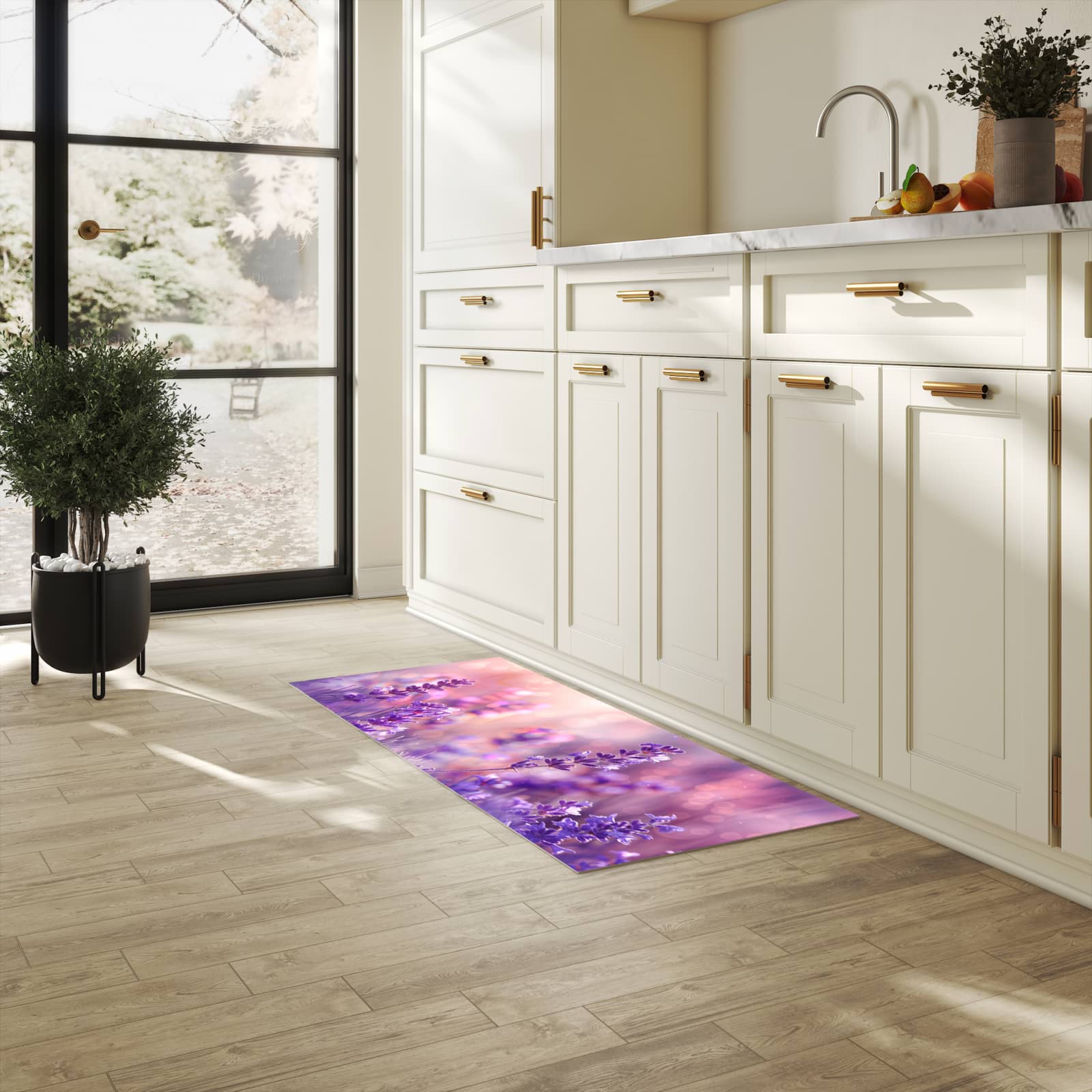 Langlebiger Küchenteppich mit Motiv Lavendeltraum in heller Küche