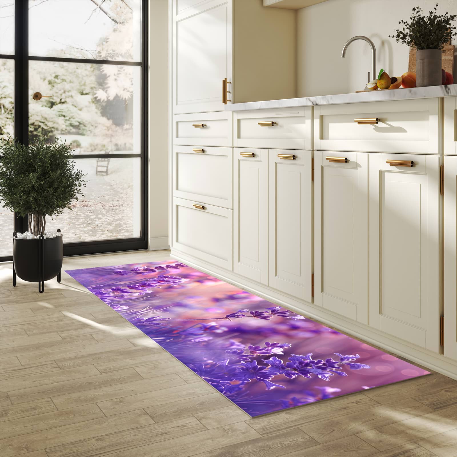 Schmutzabweisender Küchenläufer mit Motiv Lavendeltraum in heller Küche