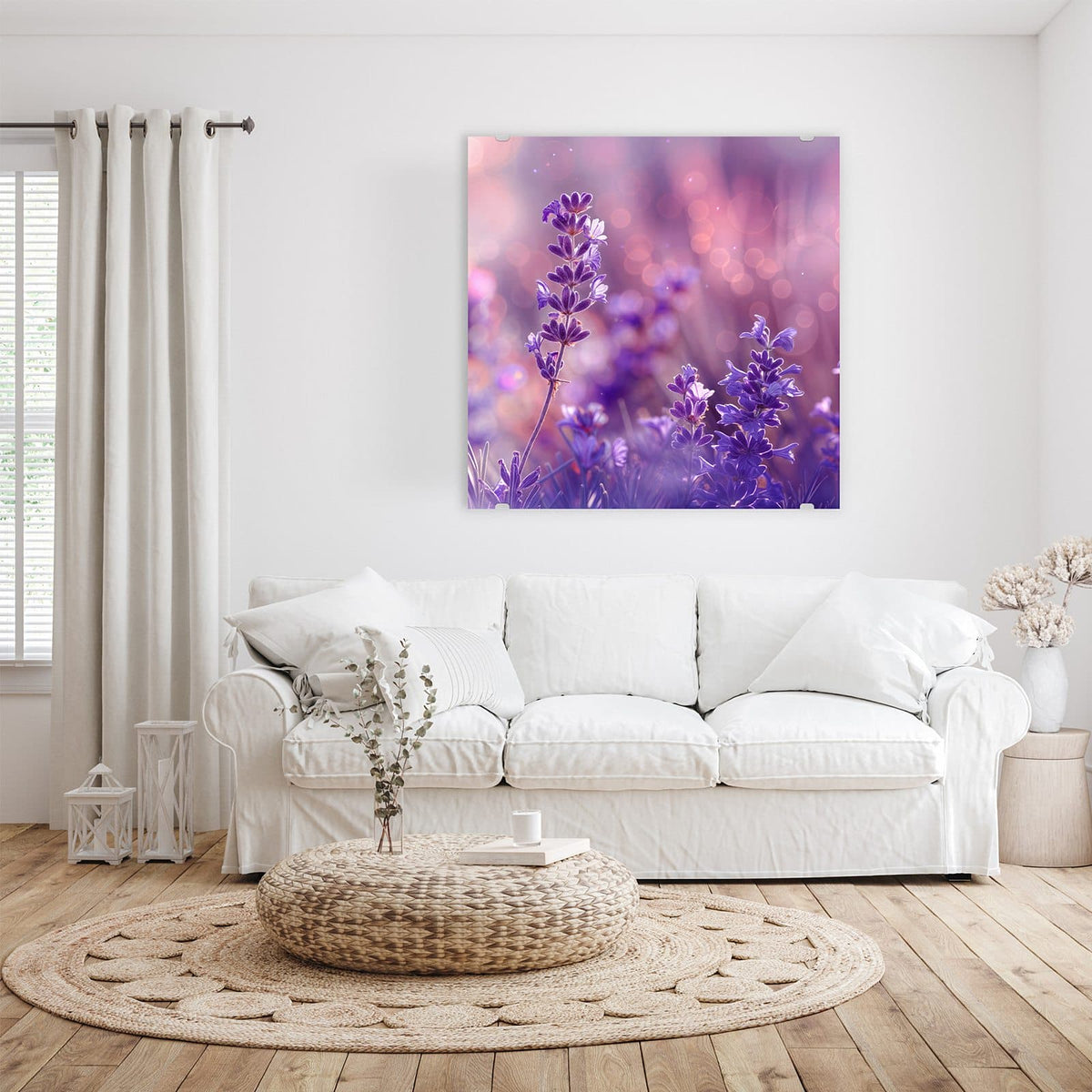 Violette Lavendelblüten von unten fotografiert vor rosa Bokeh