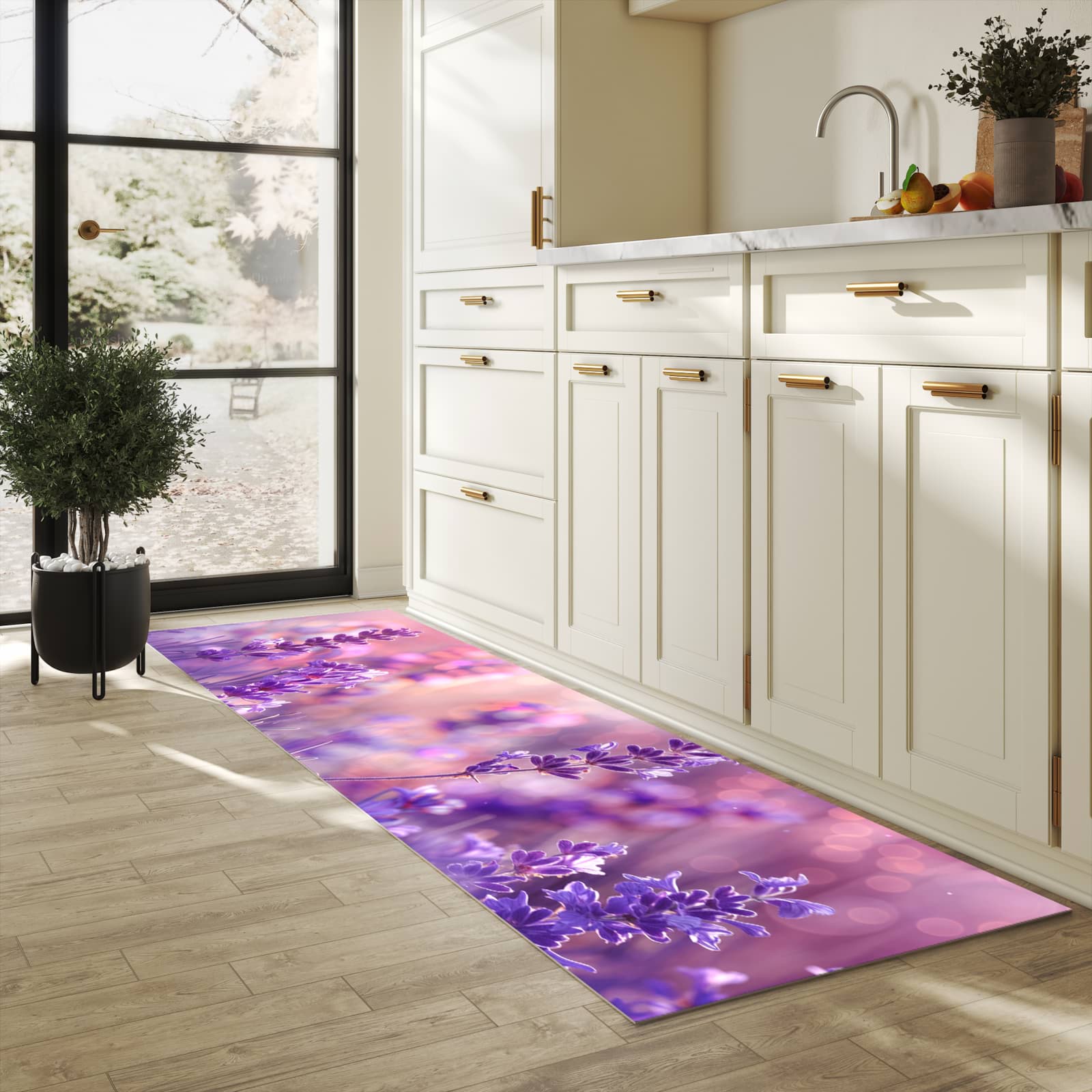 Geruchsneutraler Küchenläufer mit Motiv Lavendeltraum in heller Küche