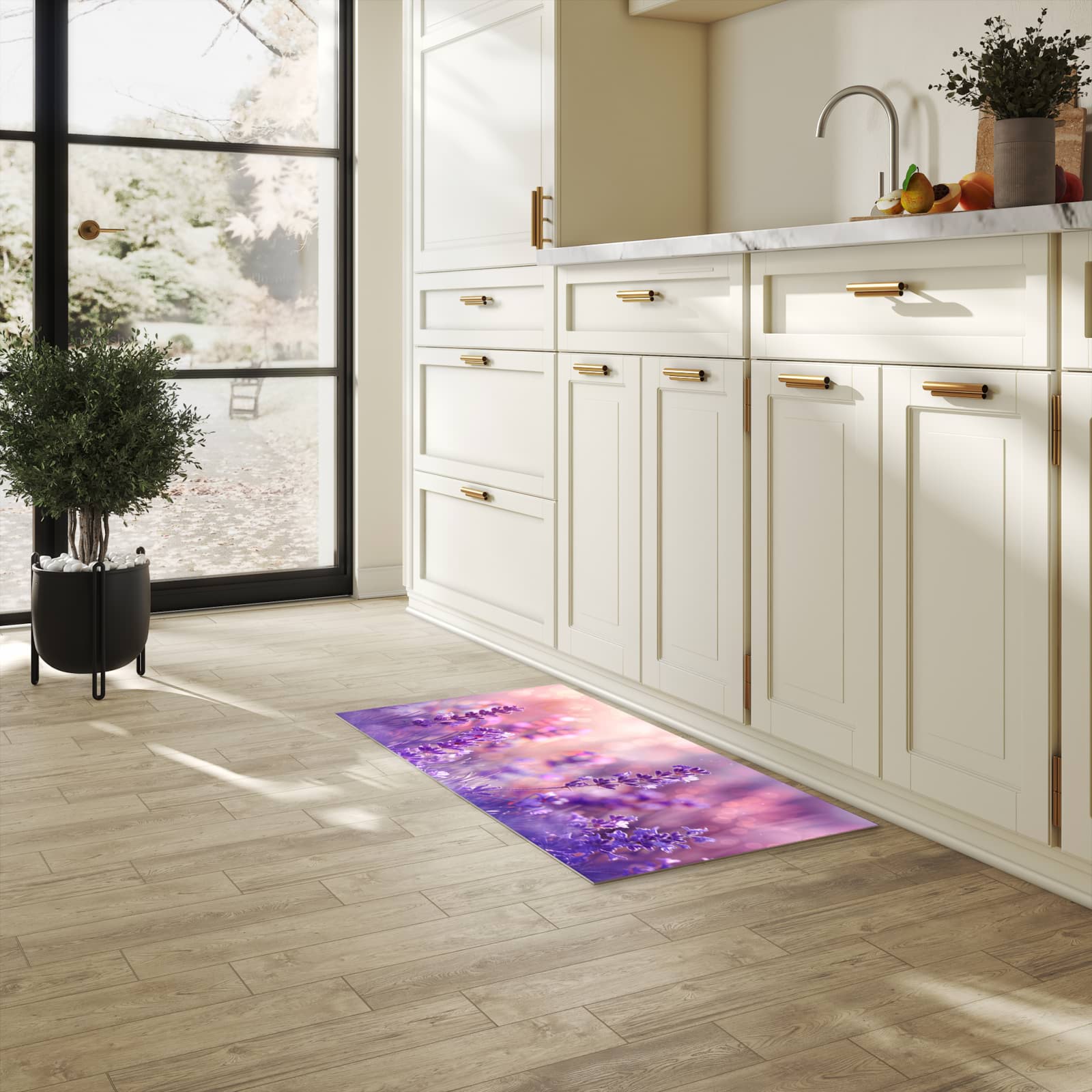 Waschbarer Küchenteppich mit Motiv Lavendeltraum in heller Küche