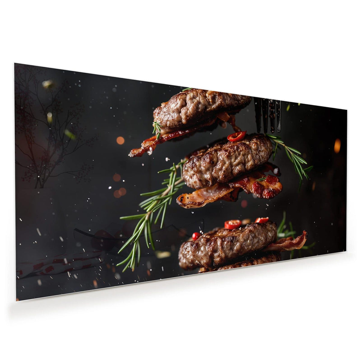Vier schwebende Fleisch-Patties mit Speckstreifen, Rosmarin und Chili vor schwarzem Grund