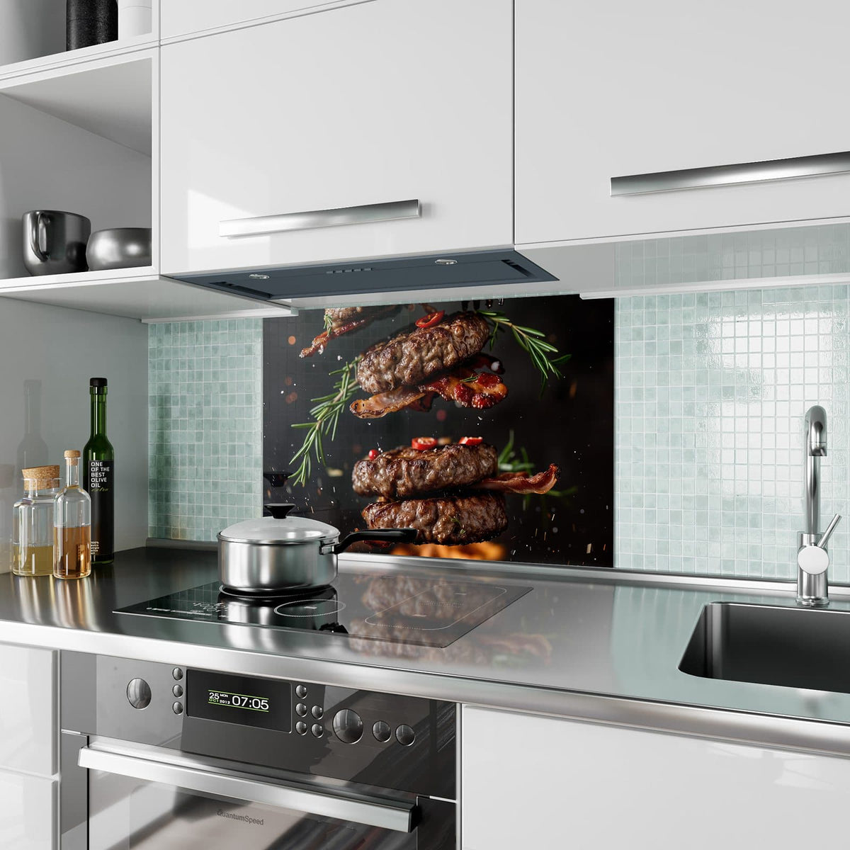 Küchenrückwand aus Glas Burger Patties im Hochformat als Spritzschutz hinter dem Kochfeld, über dem Fliesenspiegel montiert