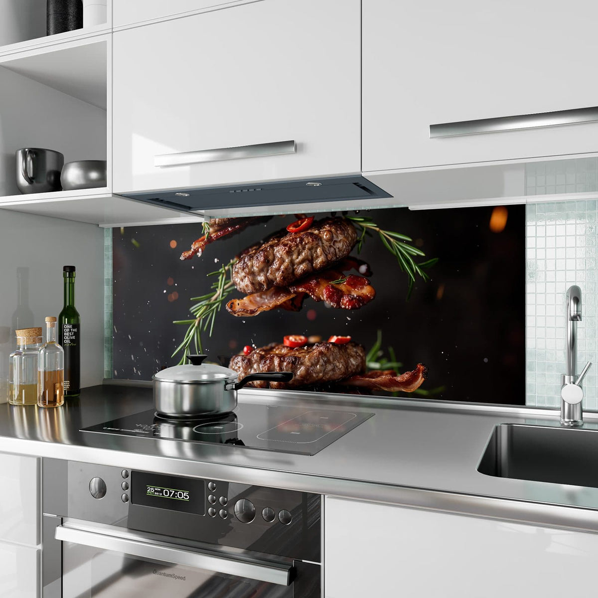 Küchenrückwand aus Glas Burger Patties im Hochformat als Spritzschutz hinter dem Kochfeld, über dem Fliesenspiegel montiert