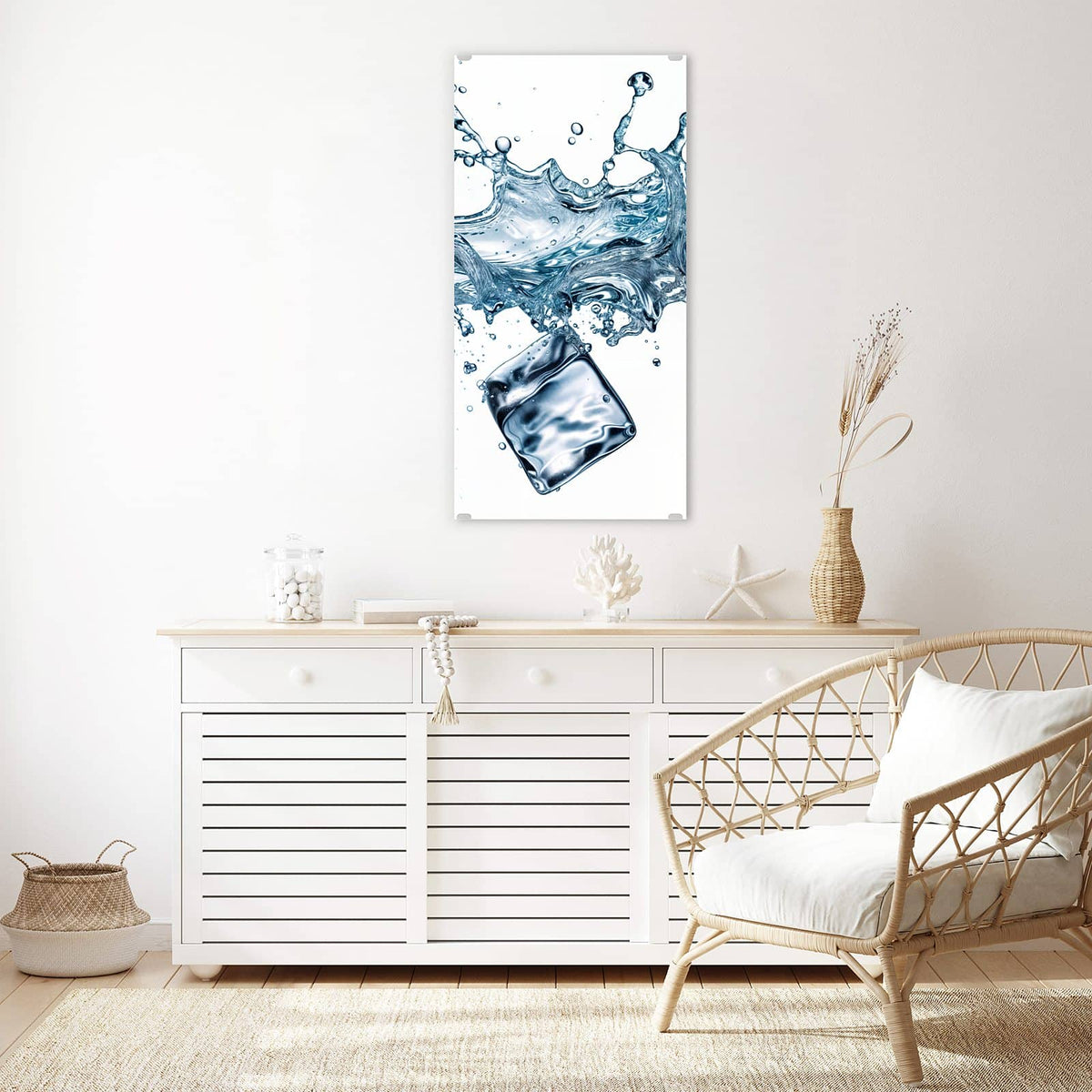 Glasbild Eiswürfel im Wasser an der Wand – zwei große Eiswürfel in einem aufspritzenden Wasserschwall vor Weiß