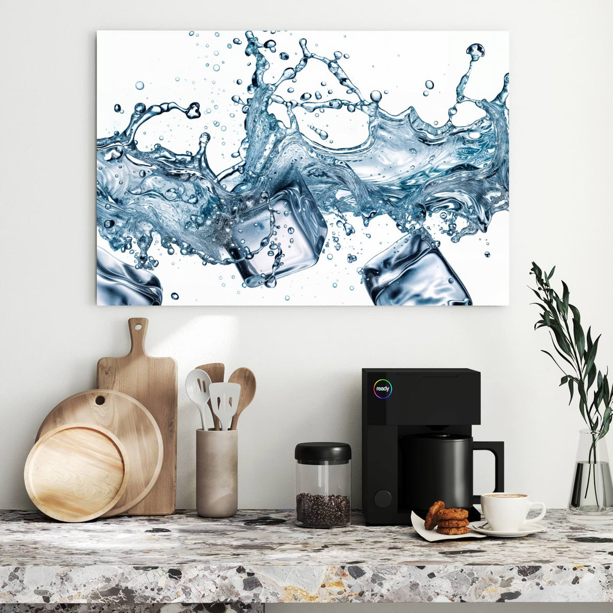 zwei große Eiswürfel in einem aufspritzenden Wasserschwall vor Weiß