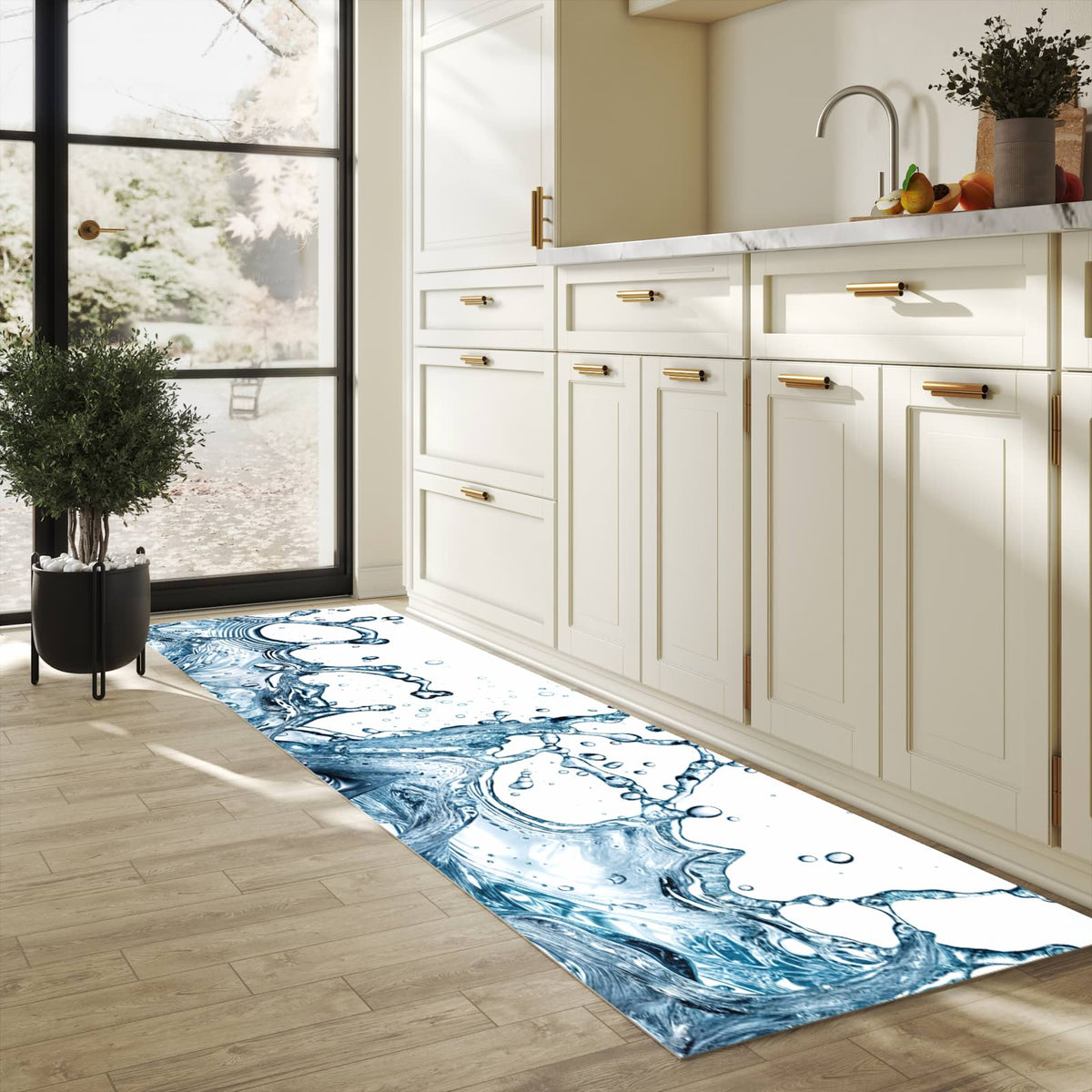 Strapazierfähiger Küchenteppich mit Motiv Wasserspritzer in heller Küche