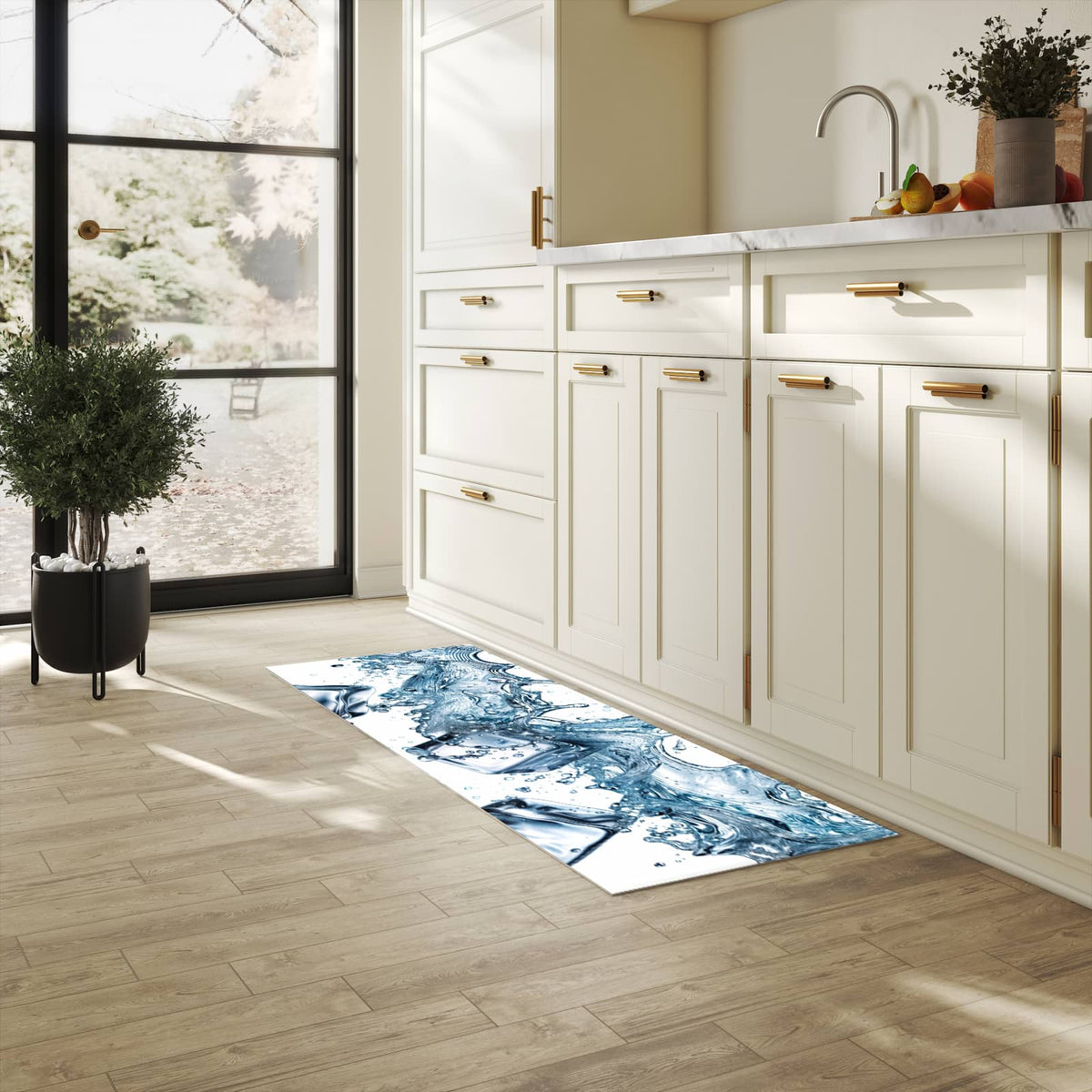 Langlebiger dünner Küchenteppich mit Motiv Wasserspritzer in heller Küche