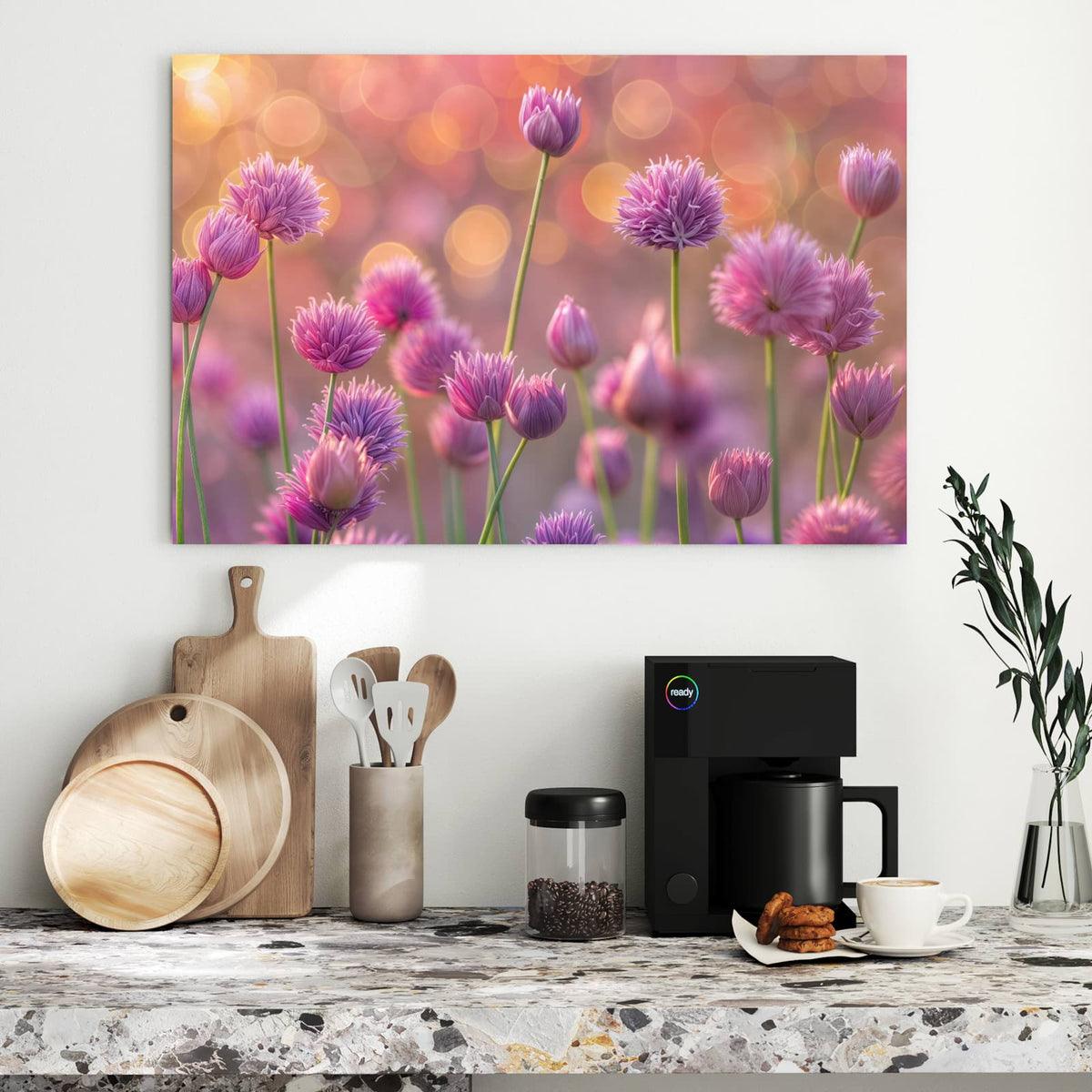 Rosa-violette Lauchblüten auf dünnen Stielen vor warmem orangefarbenem Bokeh