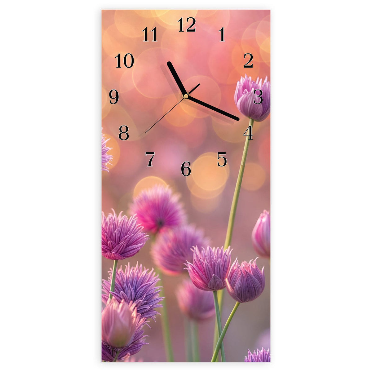 Wanduhr aus Glas, Ziffernblatt Klassisch mit Motiv Blühender Zierlauch: Rosa-violette Lauchblüten auf dünnen Stielen vor warmem orangefarbenem Bokeh #ziffernblatt_Klassisch