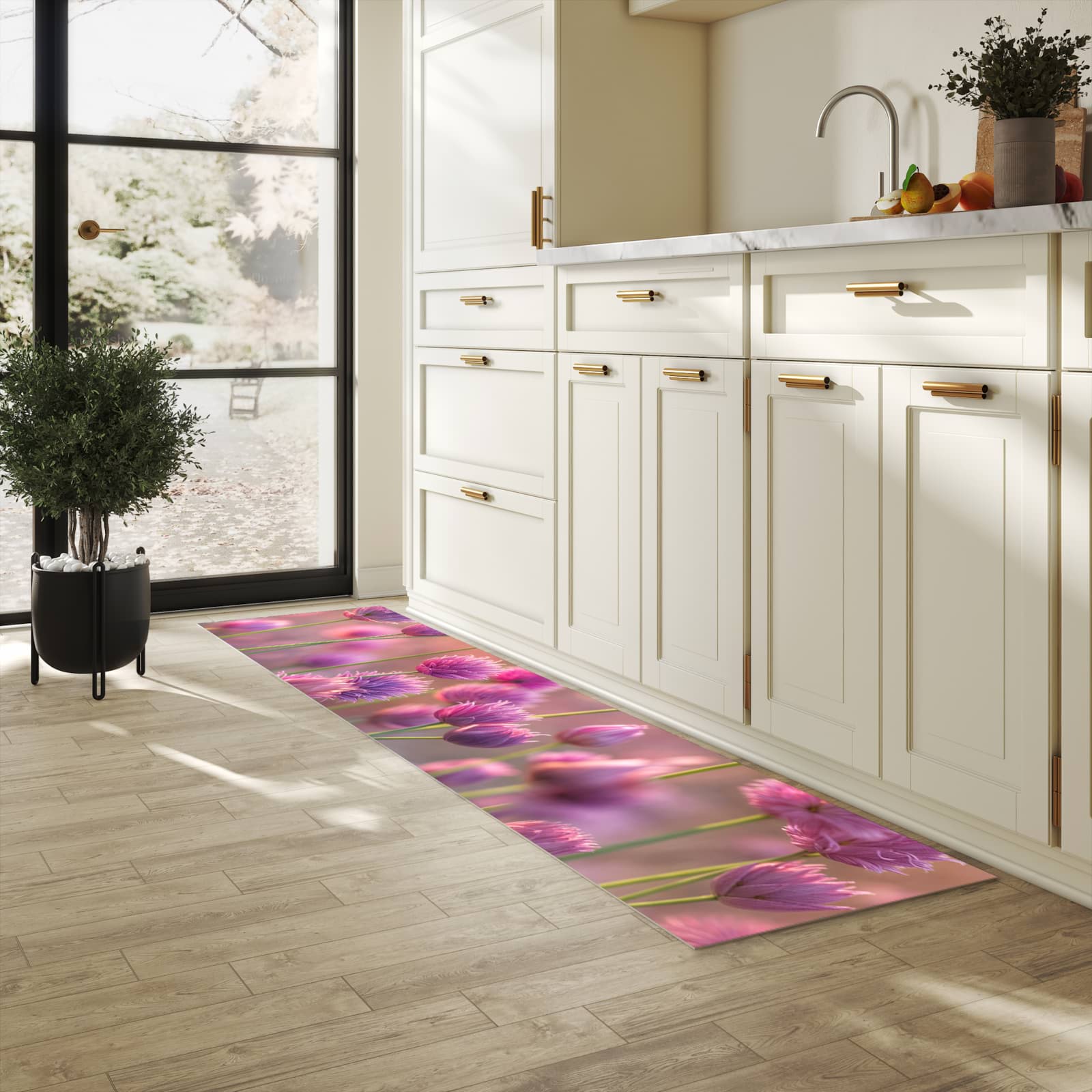 Rutschhemmender Küchenläufer mit Motiv Blühende Zierlauch in heller Küche