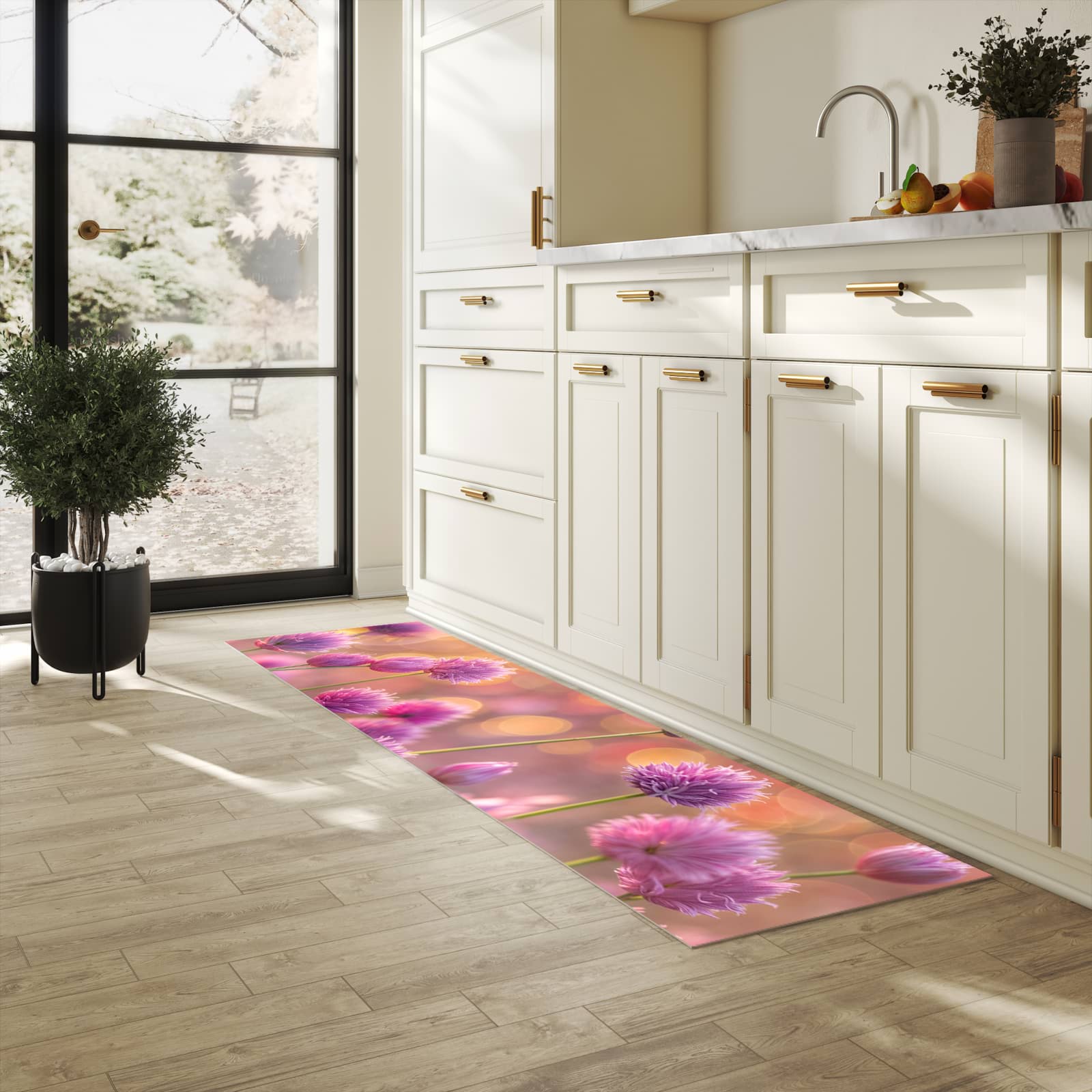 Komfortabler moderner Küchenläufer mit Motiv Blühende Zierlauch in heller Küche