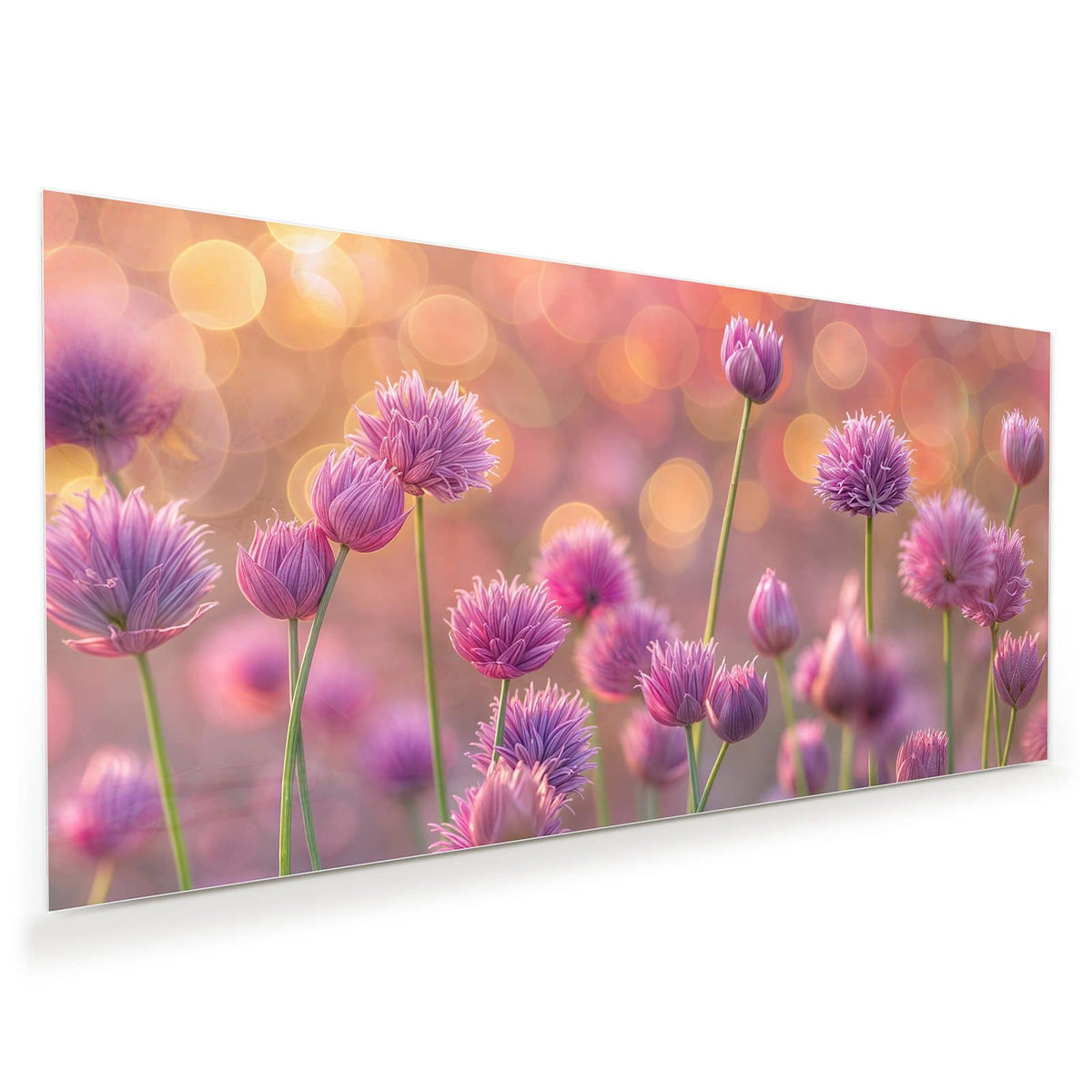 Rosa-violette Lauchblüten auf dünnen Stielen vor warmem orangefarbenem Bokeh