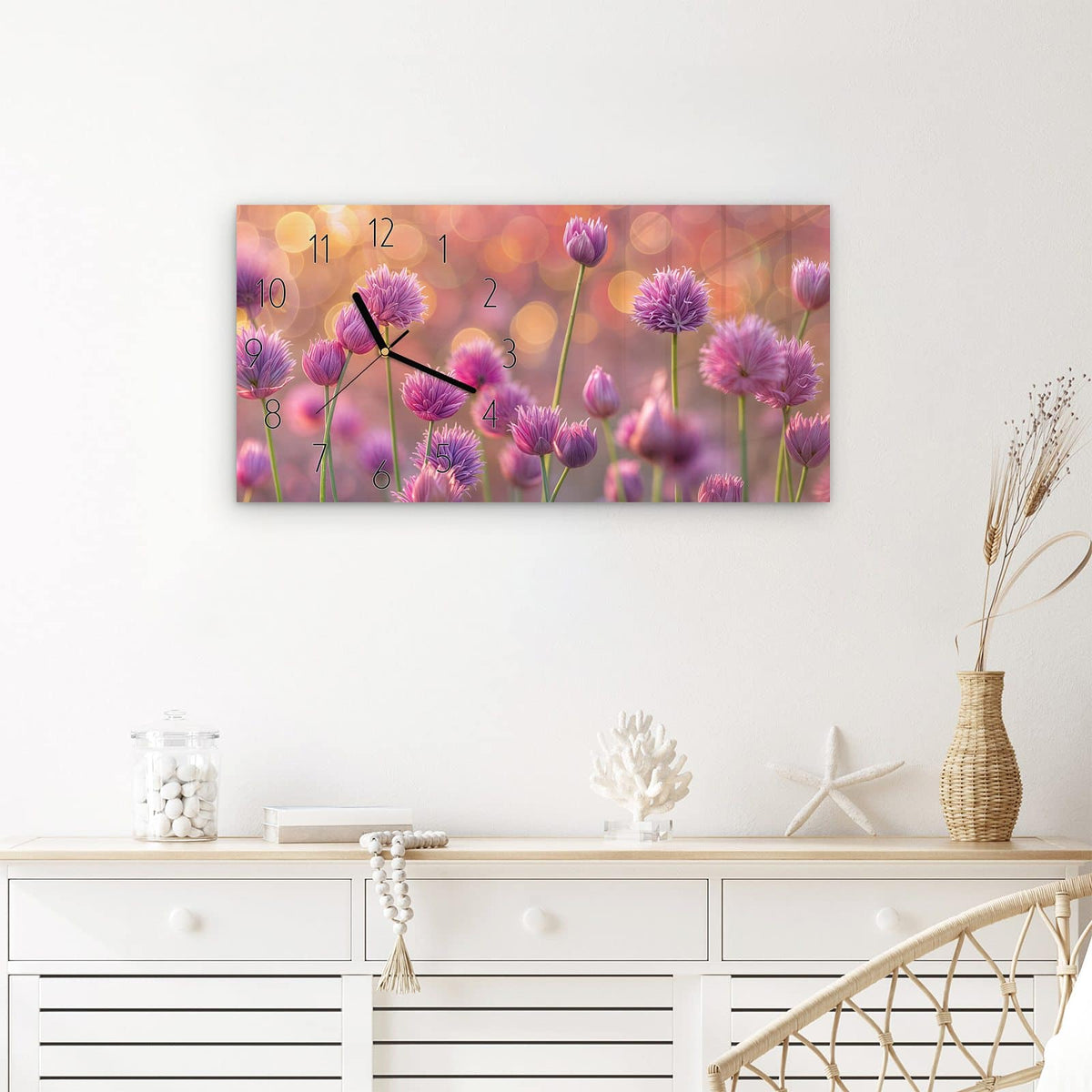Wanduhr Blühende Zierlauch aus Glas – Querformat 60 × 30 cm – Rosa Lauchblüten vor goldenem Bokeh