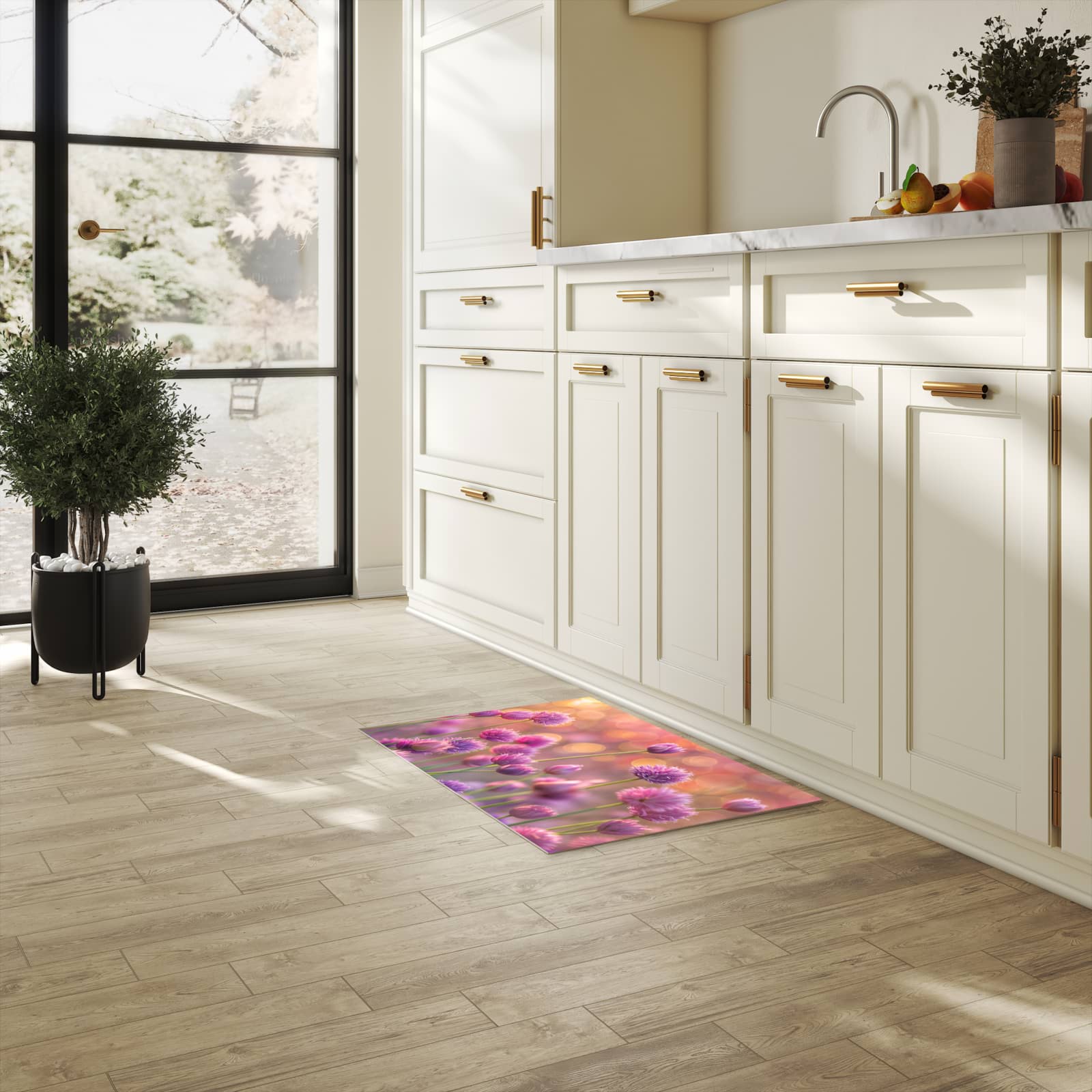 Komfortabler Küchenläufer mit Motiv Blühende Zierlauch in heller Küche