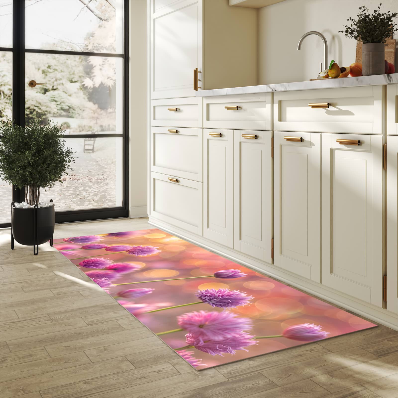 Feuchtigkeitsresistenter Küchenteppich mit Motiv Blühende Zierlauch in heller Küche