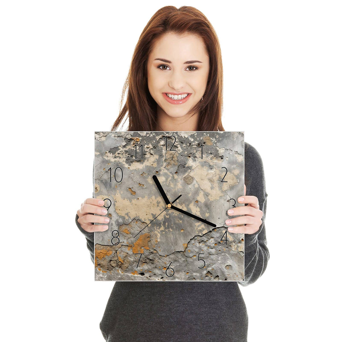 Alte Wand mit abgeplatztem Putz in Grau, Beige und Ockerorange
