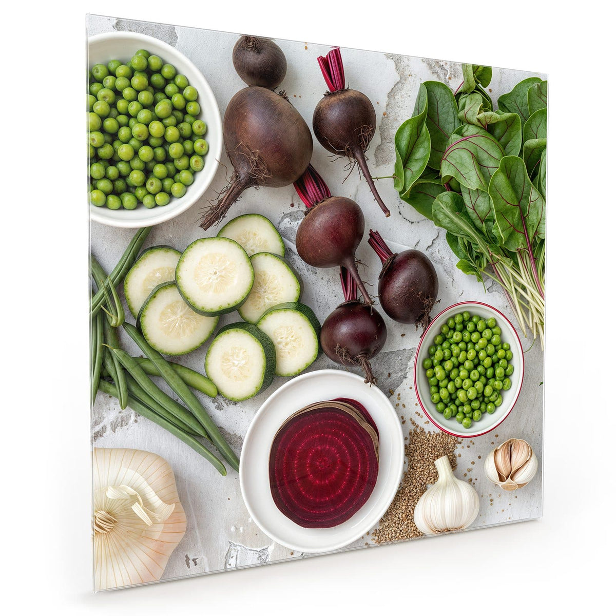 Küchenrückwand aus Glas im quadratischen Format: Draufsicht: Schalen mit Erbsen, Rote Bete mit Stielen, aufgeschnittene Rote Bete, Zucchinischeiben #grösse_40 x 40 cm #grösse_50 x 50 cm #grösse_60 x 60 cm