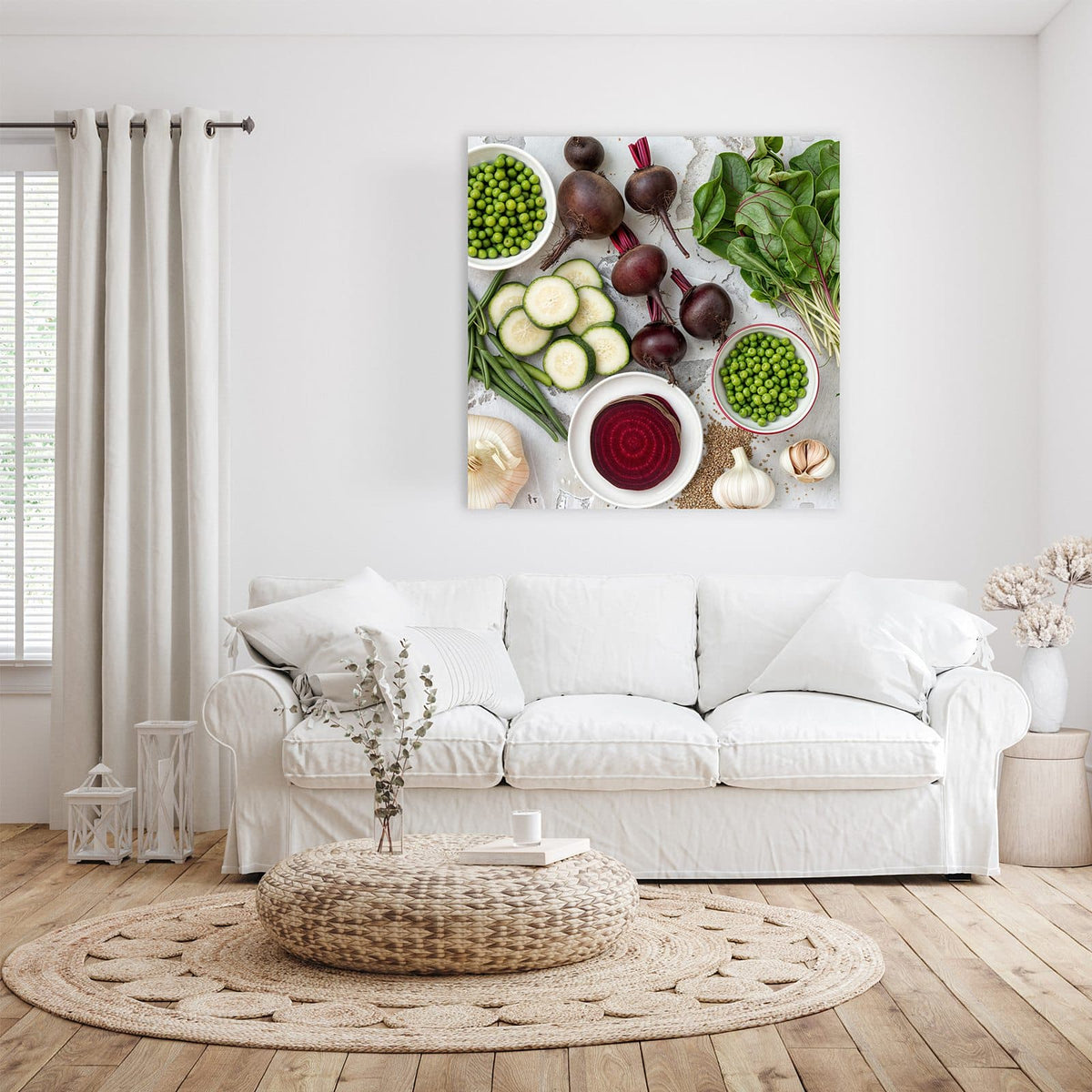 Glasbild Rote Bete und Erbsen an der Wand – Draufsicht: Schalen mit Erbsen, Rote Bete mit Stielen, aufgeschnittene Rote Bete, Zucchinischeiben, Spinat und Knoblauch.
