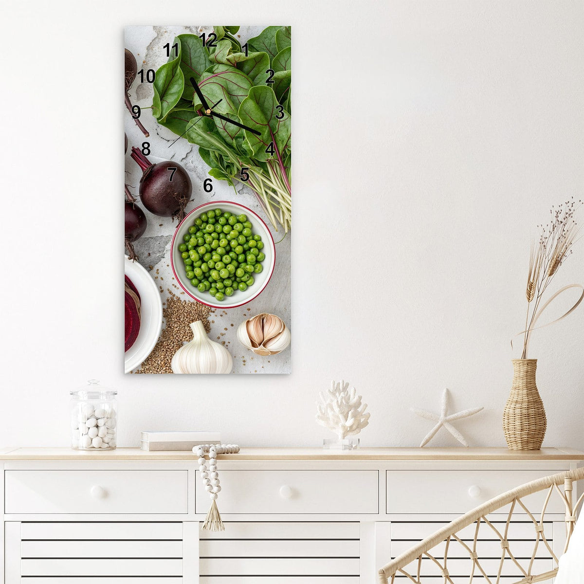 Wanduhr aus Glas im Hochformat Rote Bete und Erbsen mit Ziffernblatt Modern über einem weißen Sideboard