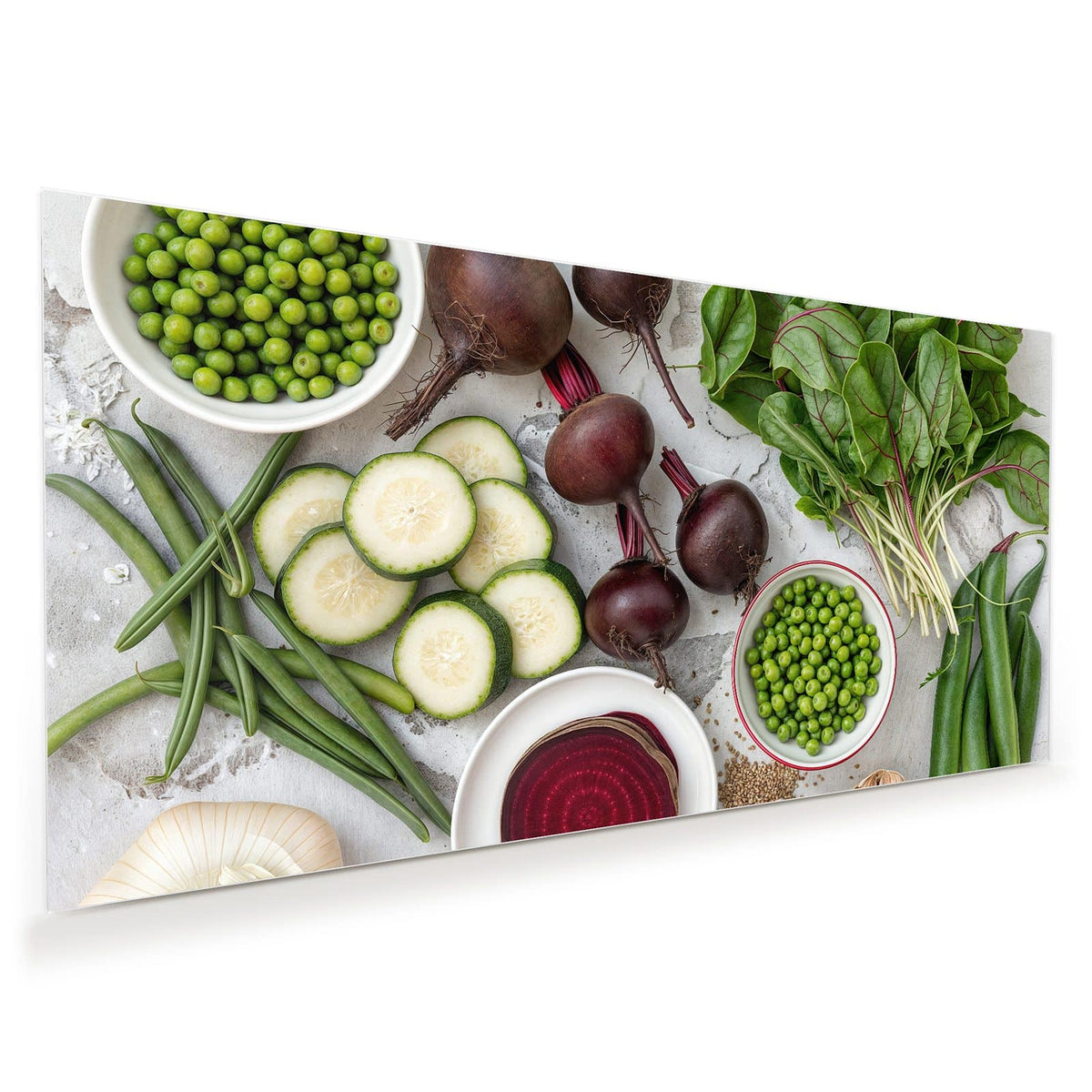Draufsicht: Schalen mit Erbsen, Rote Bete mit Stielen, aufgeschnittene Rote Bete, Zucchinischeiben, Spinat und Knoblauch.
