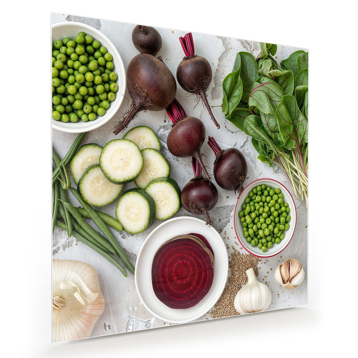Draufsicht: Schalen mit Erbsen, Rote Bete mit Stielen, aufgeschnittene Rote Bete, Zucchinischeiben, Spinat und Knoblauch.