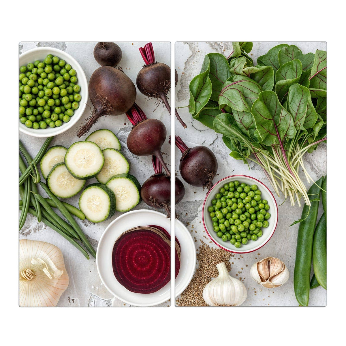Draufsicht: Schalen mit Erbsen, Rote Bete mit Stielen, aufgeschnittene Rote Bete, Zucchinischeiben, Spinat und Knoblauch.