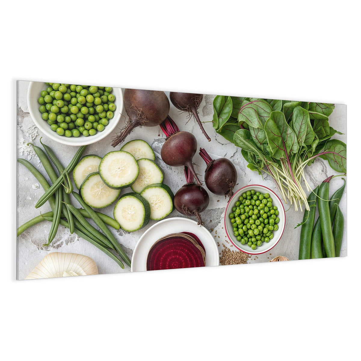 Draufsicht: Schalen mit Erbsen, Rote Bete mit Stielen, aufgeschnittene Rote Bete, Zucchinischeiben, Spinat und Knoblauch.