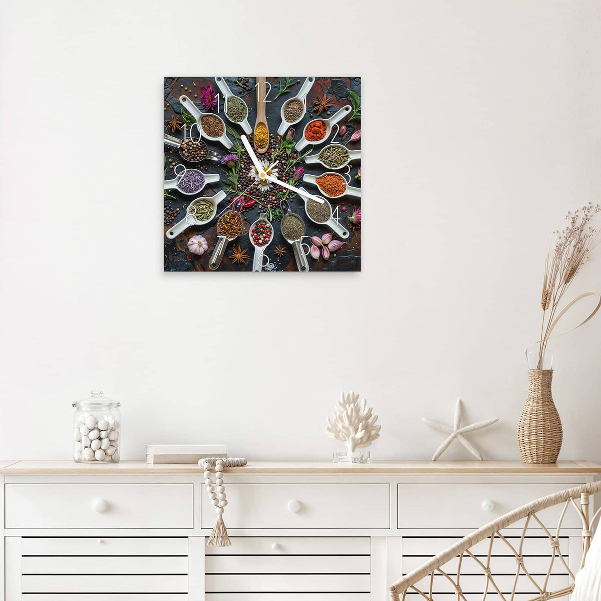 Wanduhr Kräuter und Gewürze aus Glas – Quadratisch 30 × 30 cm – Gewürzkreis mit Holzlöffeln