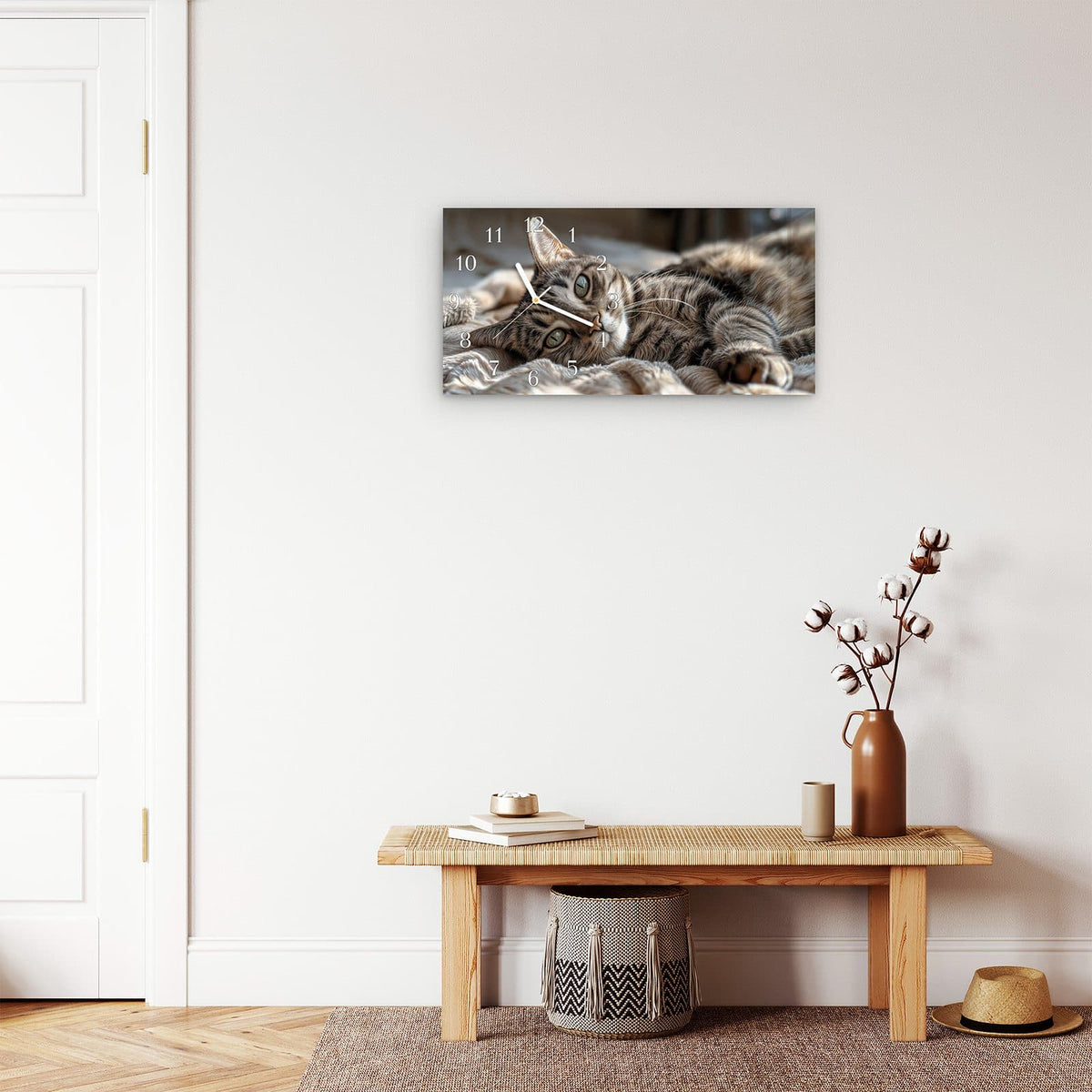 Moderne Wanduhr aus Glas mit Farbtiefe – Wanduhr Gemütliche Katze aus Glas – Querformat 60 × 30 cm