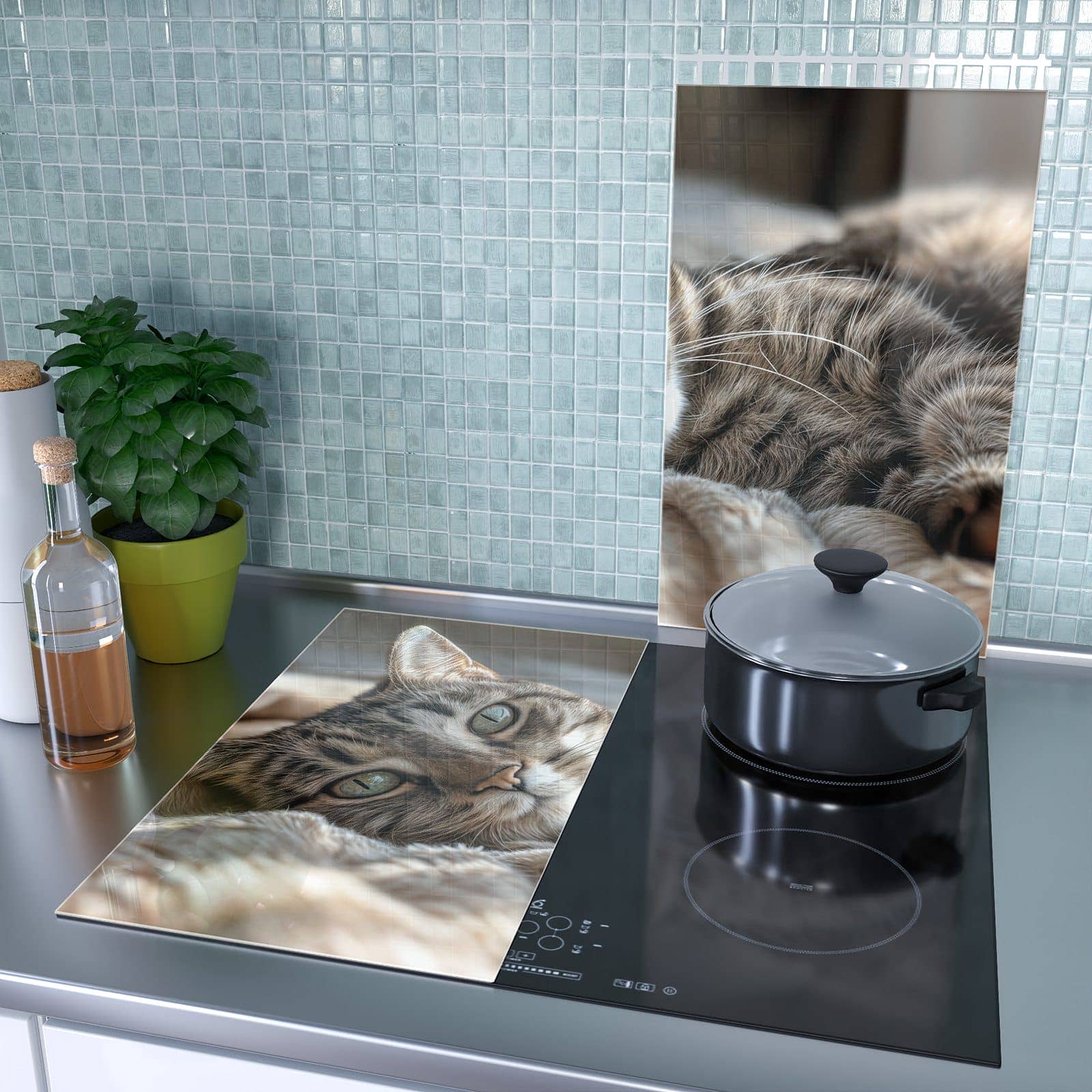 2-teilige Abdeckplatte Induktionsherd mit Gemütliche Katze-Motiv als Spritzschutz hinter dem Kochfeld