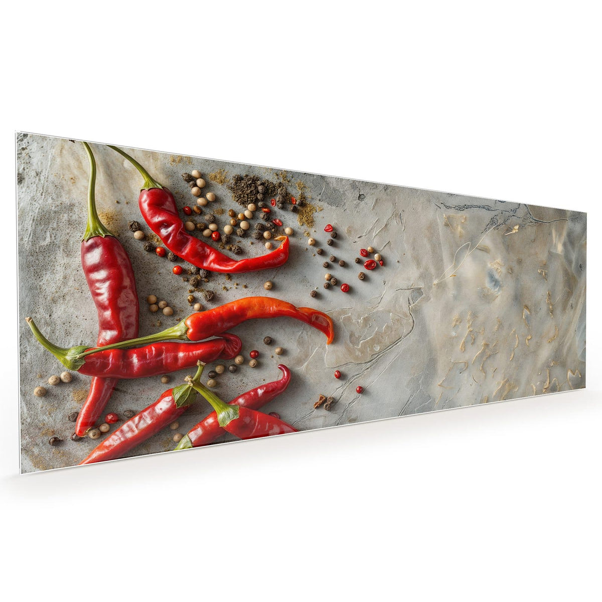 Küchenrückwand aus Glas im Hochformat: Rote Chilischoten auf hellgrauem Stein, dazwischen bunte Pfefferkörner und Gewürzkrümel