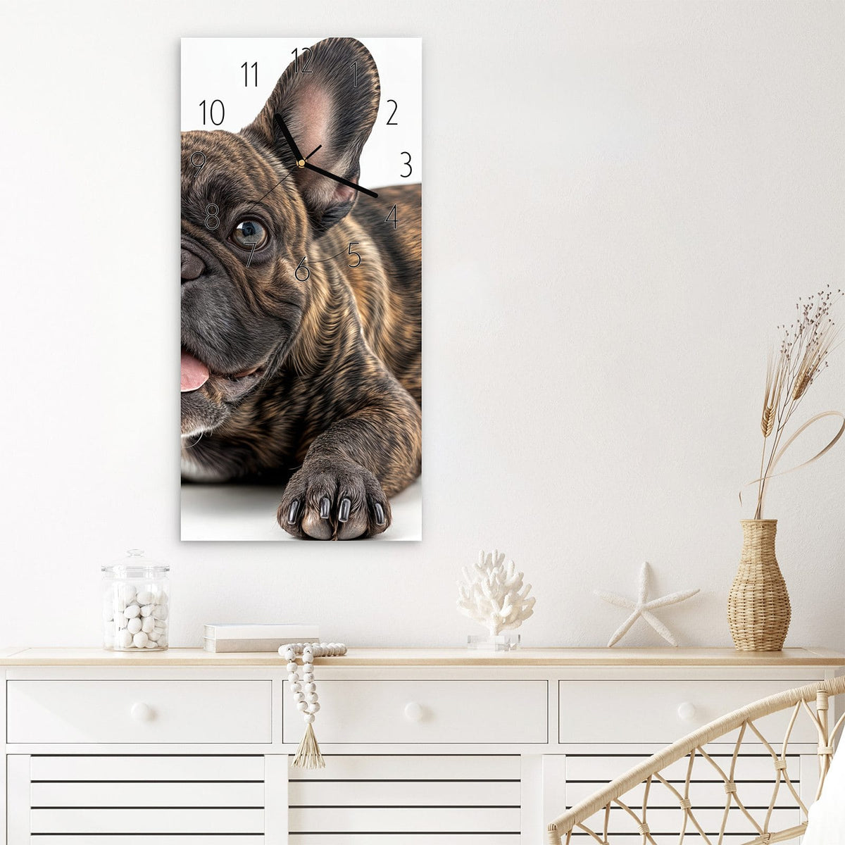 Wanduhr Französische Bulldogge Porträt aus Glas – Liegende Bulldogge mit großen Augen