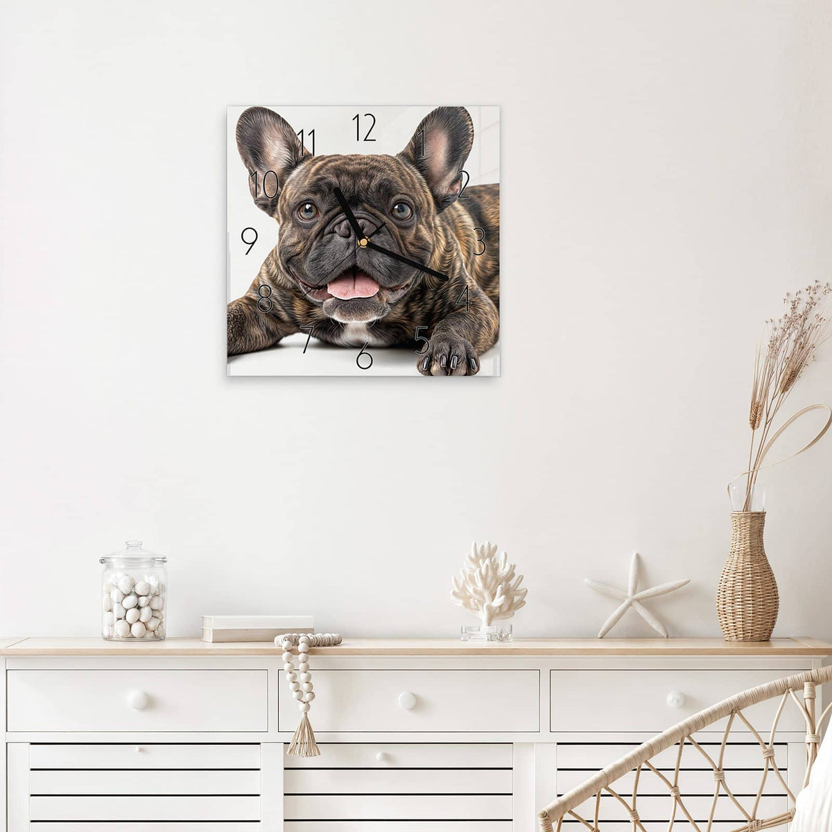 Wanduhr Französische Bulldogge Porträt aus Glas – Quadratisch 30 × 30 cm – Liegende Bulldogge mit großen Augen