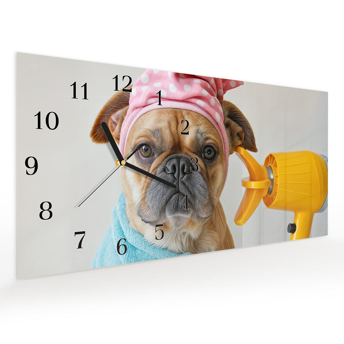 Vormontiert – mit Schwebeeffekt – Wanduhr Hund mit Badehandtuch aus Glas – Querformat 60 × 30 cm
