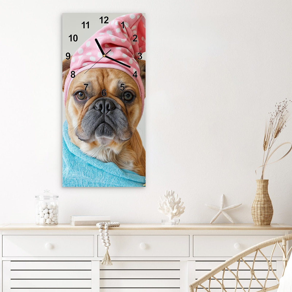 Wanduhr aus Glas im Hochformat Hund im Bademantel mit Ziffernblatt Modern über einem weißen Sideboard