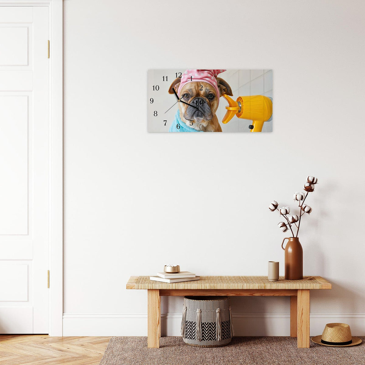 Moderne Wanduhr aus Glas mit Farbtiefe – Wanduhr Hund mit Badehandtuch aus Glas – Querformat 60 × 30 cm