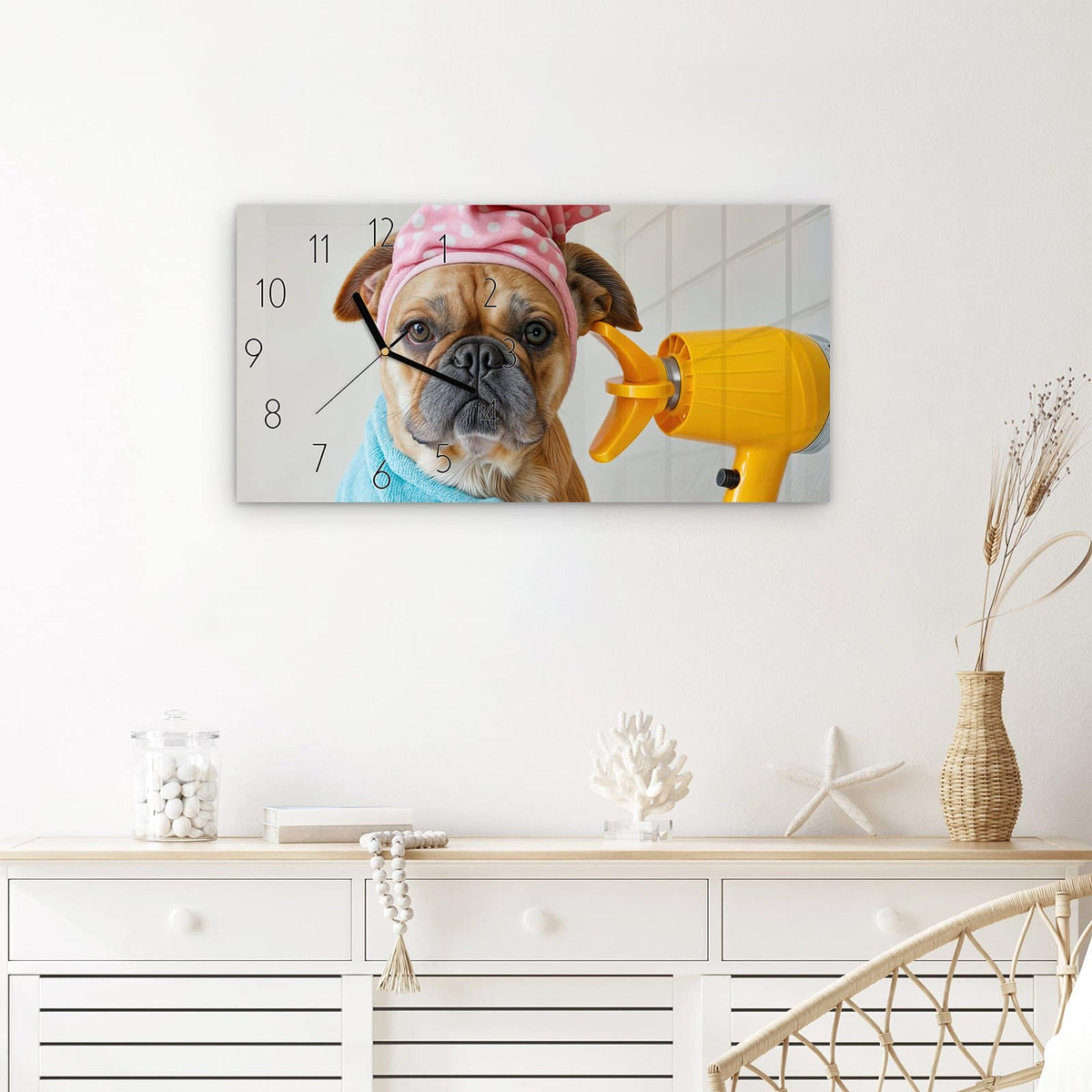 Wanduhr Hund mit Badehandtuch aus Glas – Querformat 60 × 30 cm – Hund im Bademantel mit Föhn