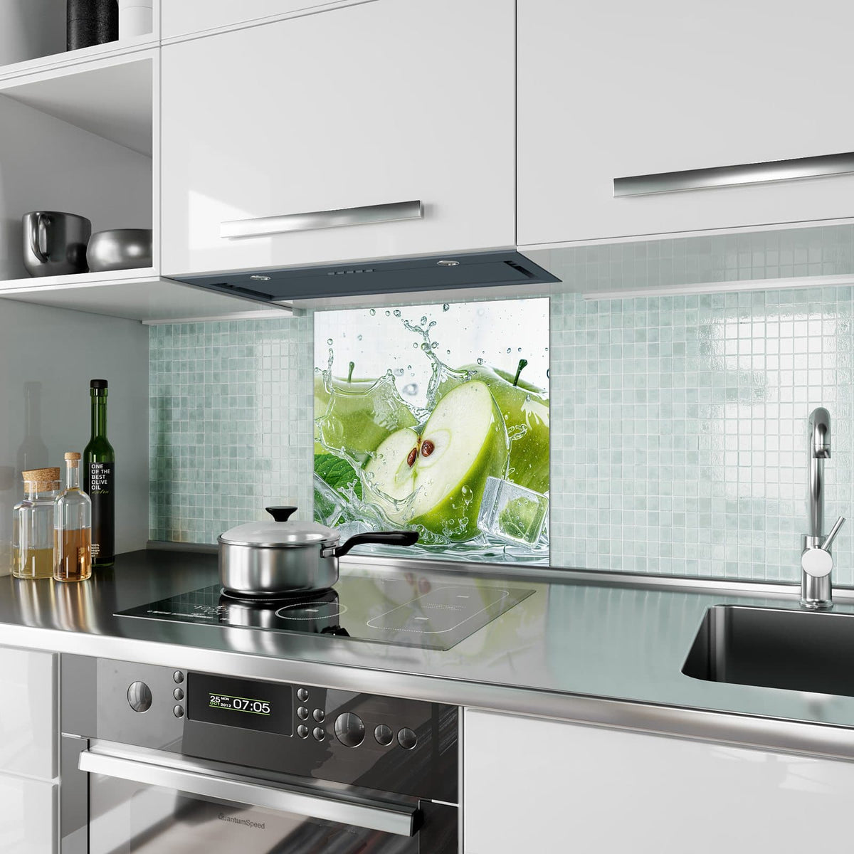 Küchenrückwand aus Glas Grüne Äpfel mit Eis im quadratischen Format als Spritzschutz hinter dem Kochfeld, über dem Fliesenspiegel montiert