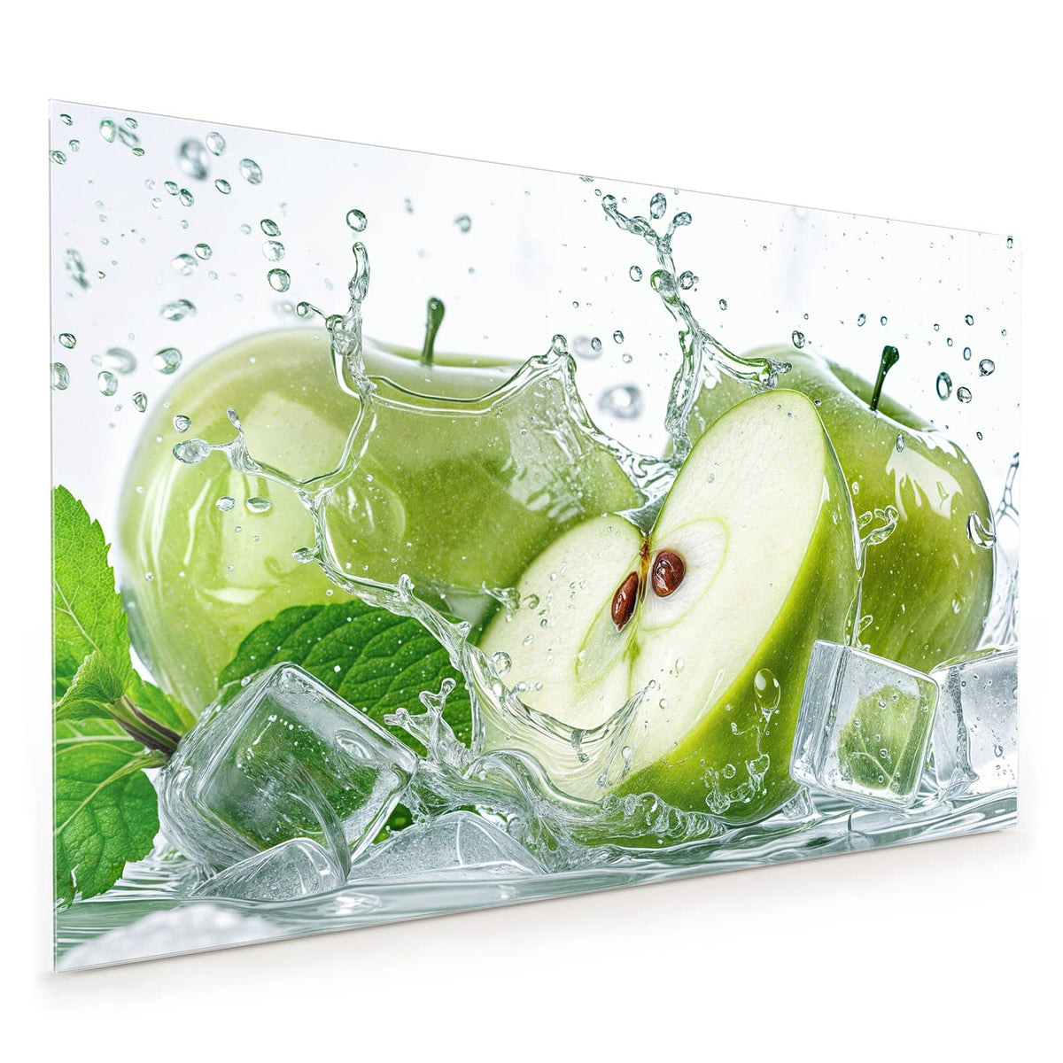 Küchenrückwand aus Glas im Hochformat: Grüne Äpfel, einer halbiert, in einer Wasserfontäne, dazu Eiswürfel und ein Minzblatt vor Weiß.