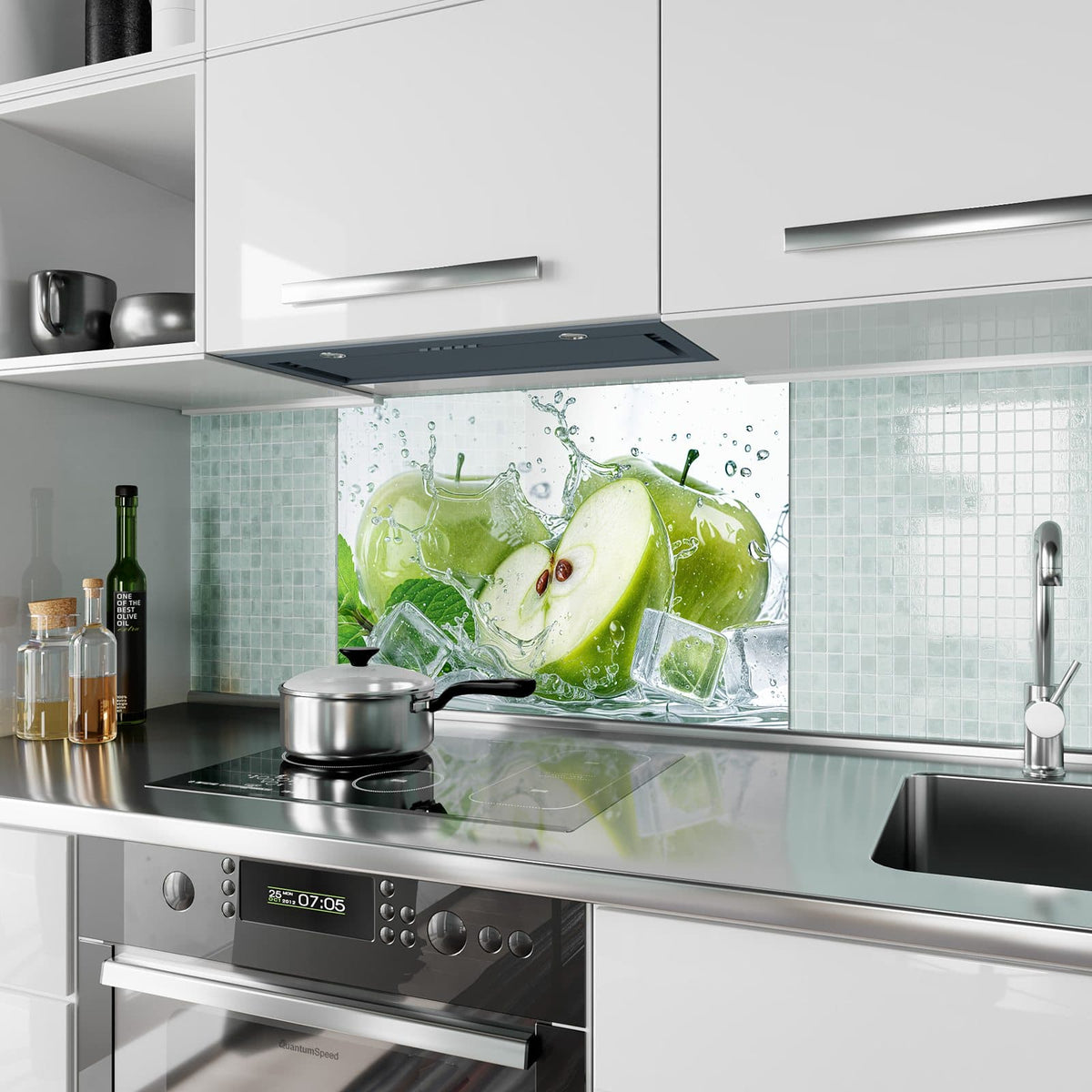 Küchenrückwand aus Glas Grüne Äpfel mit Eis im Hochformat als Spritzschutz hinter dem Kochfeld, über dem Fliesenspiegel montiert