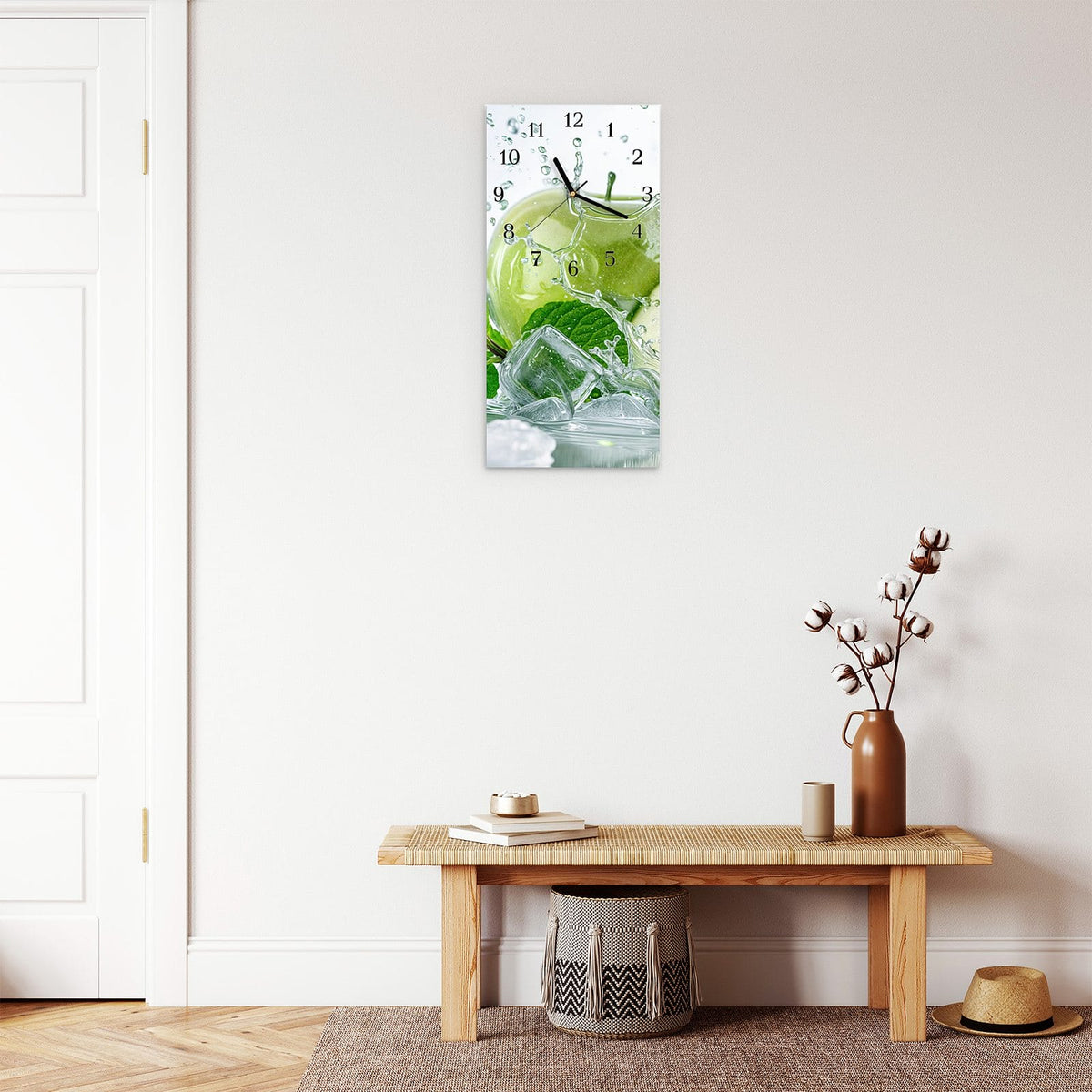 Moderne Wanduhr aus Glas mit Farbtiefe – Wanduhr Frische Äpfel Splash aus Glas – Hochformat 30 × 60 cm
