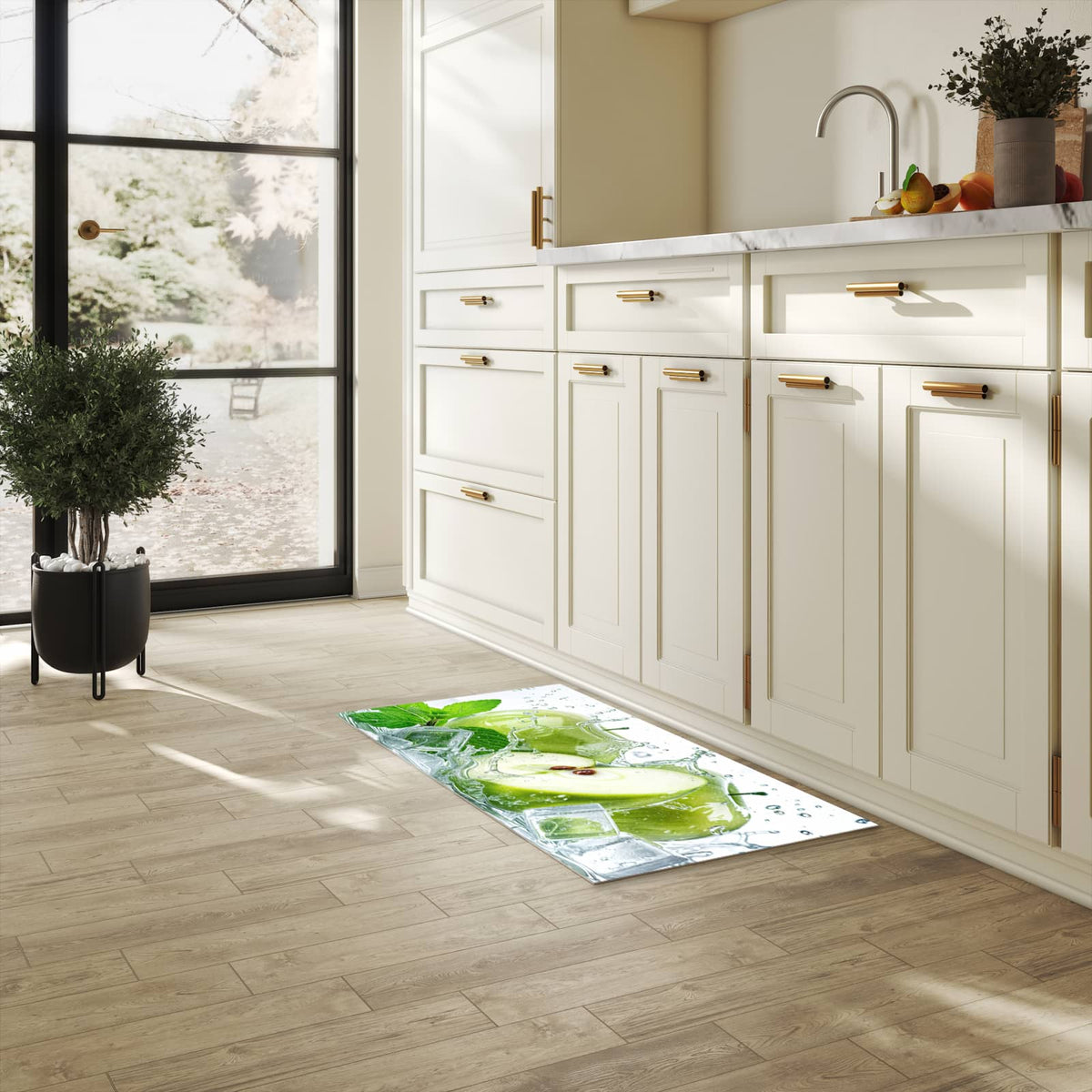 Waschbarer Küchenteppich mit Motiv Frische Äpfel Splash für Trittkomfort in heller Küche
