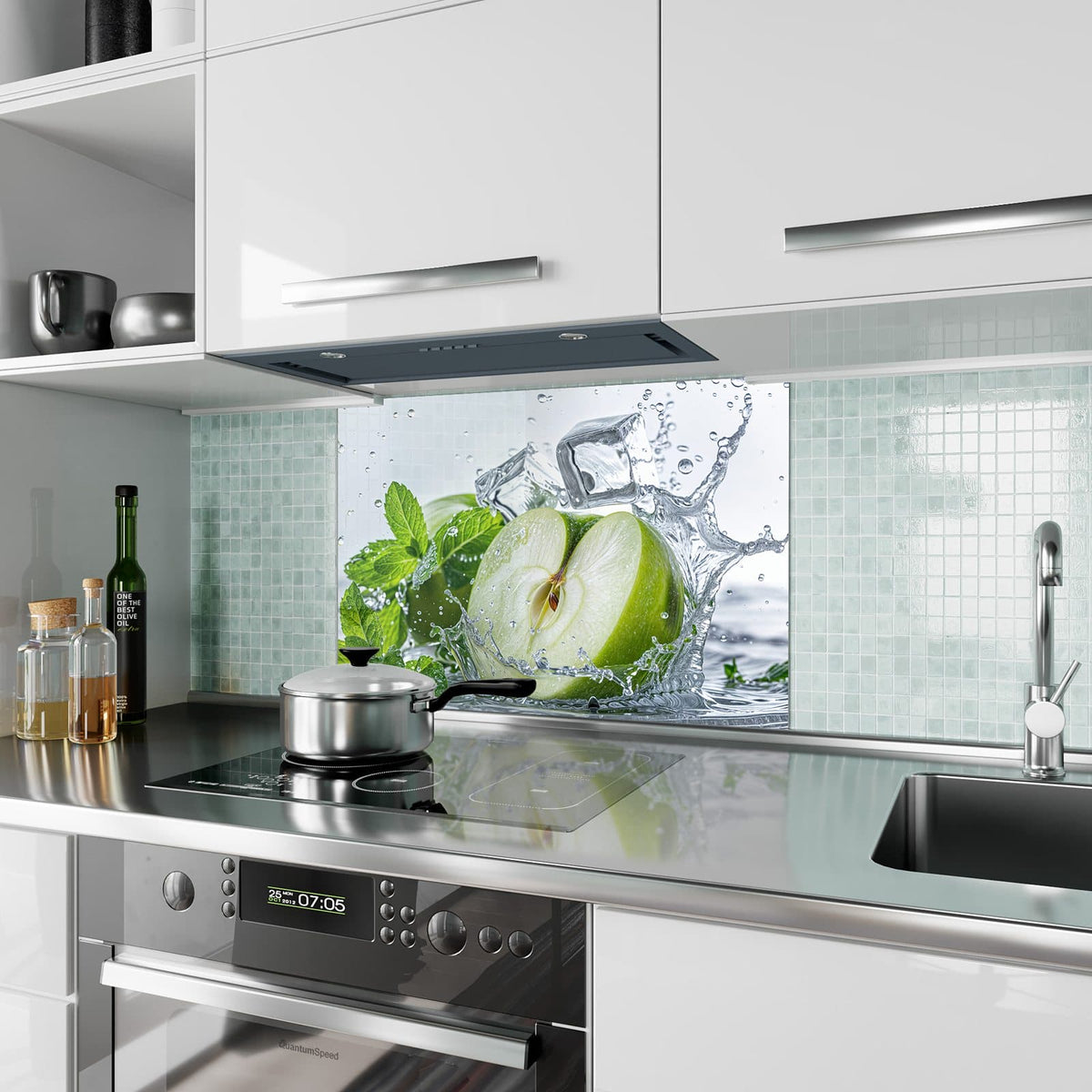 Küchenrückwand aus Glas Grüner Apfel mit Minze im Hochformat als Spritzschutz hinter dem Kochfeld, über dem Fliesenspiegel montiert