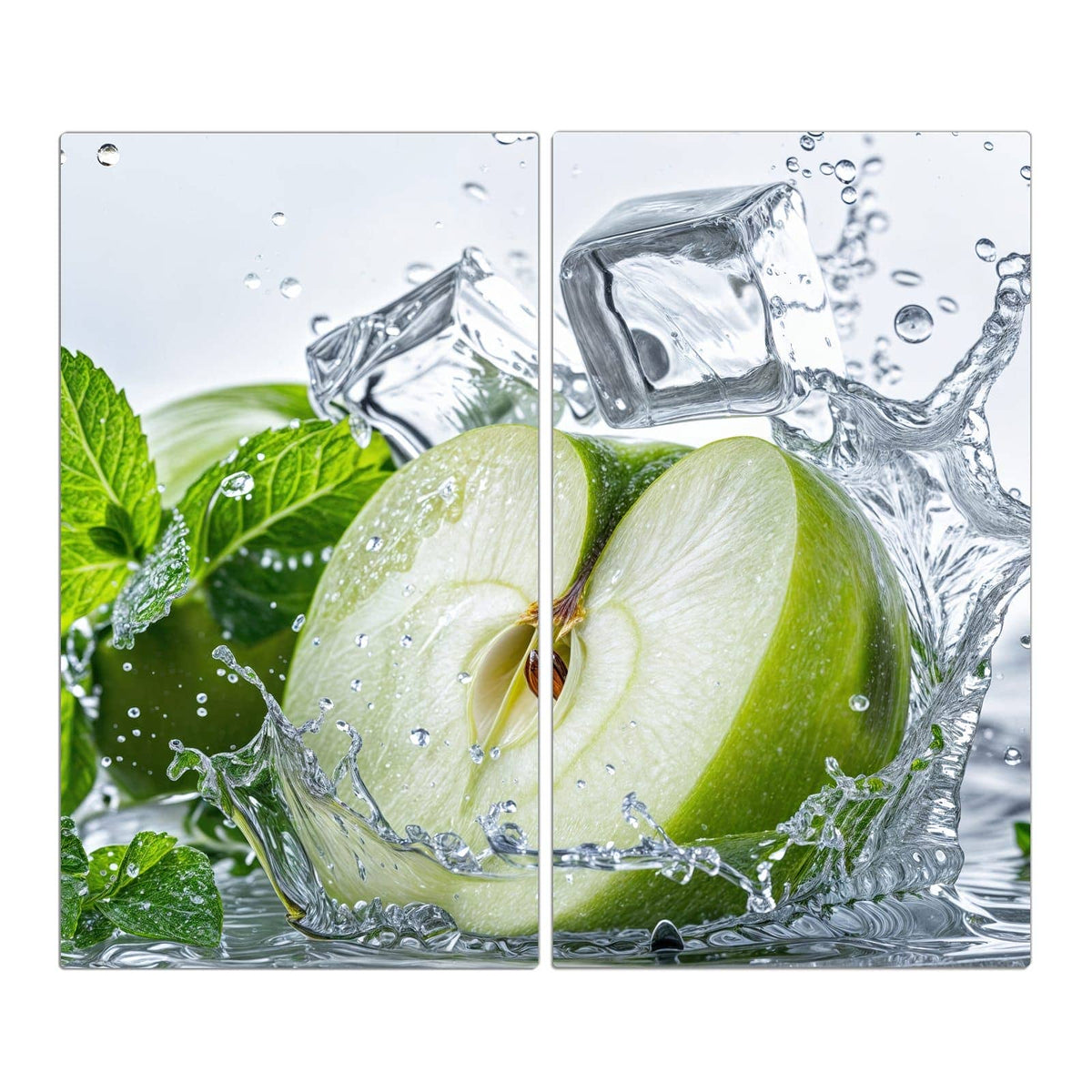 Halbierter grüner Apfel im Wasserspritzer mit Eiswürfeln und Minzblättern